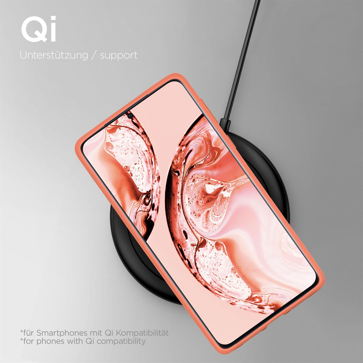 Ein Telefon in einem orangefarbenen Gehäuse liegt auf einem schwarzen kabellosen Ladegerät, Text 'Qi support'.