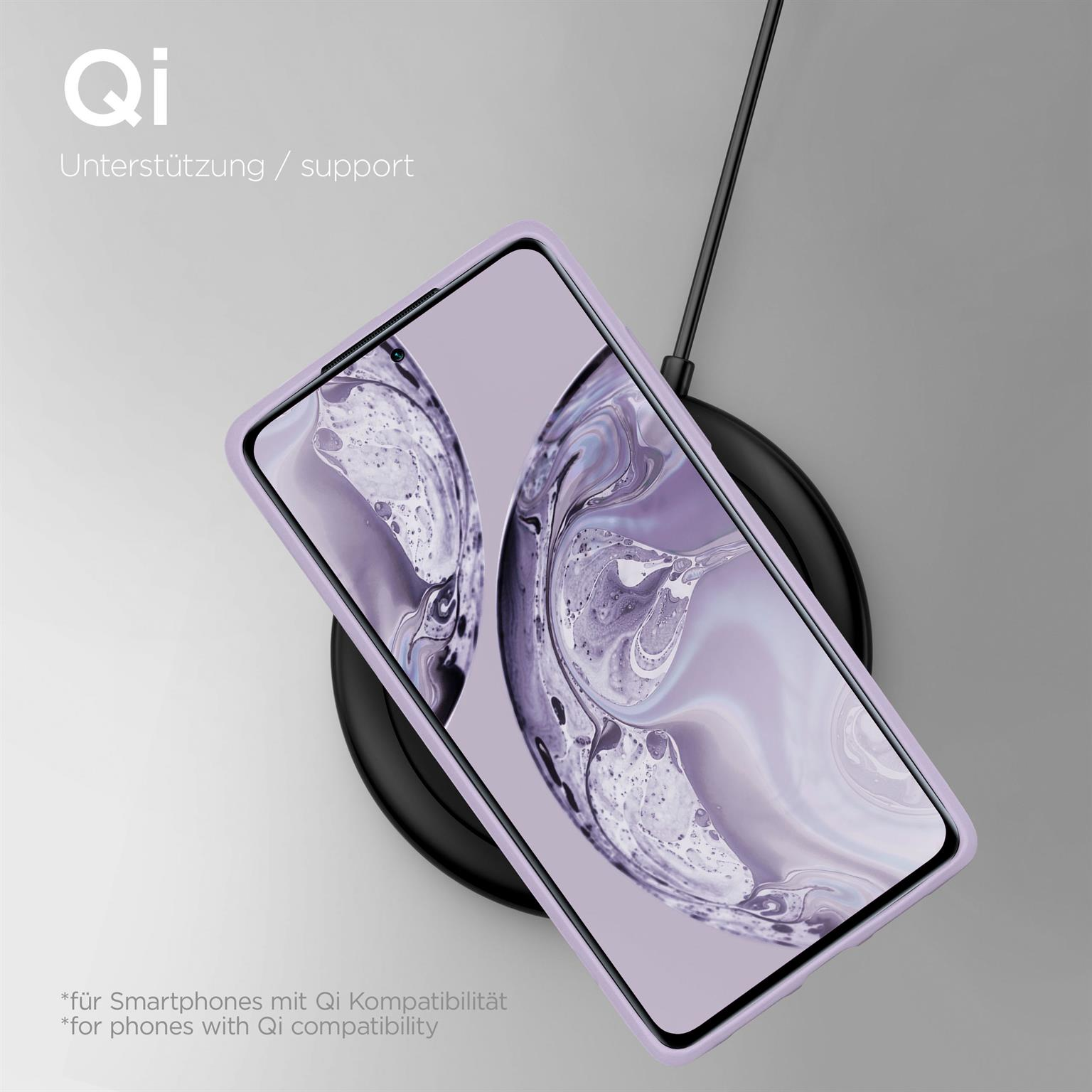 Lila Telefon in einer Hülle auf einem kabellosen Ladegerät. Qi-Support-Text oben.