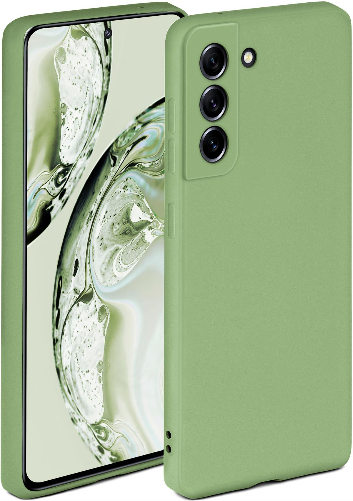 Grüne Handyhülle mit Telefon darin. Das Telefon hat mehrere Kameras auf der Rückseite. Die Hülle ist glatt.