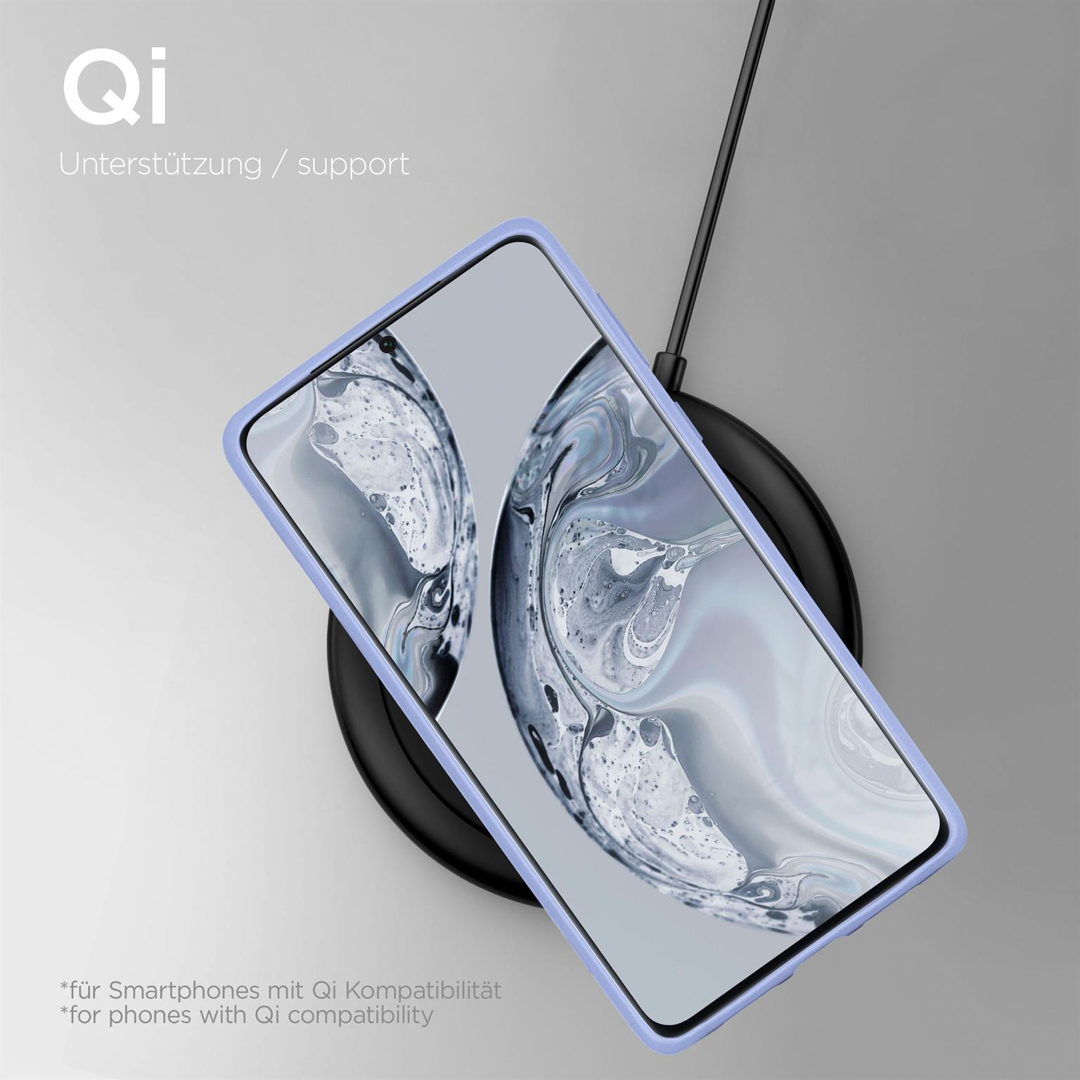 Ein Telefon in einer blauen Hülle, das auf einem schwarzen kabellosen Ladegerät geladen wird. Die Worte "Qi-Unterstützung" sind sichtbar.