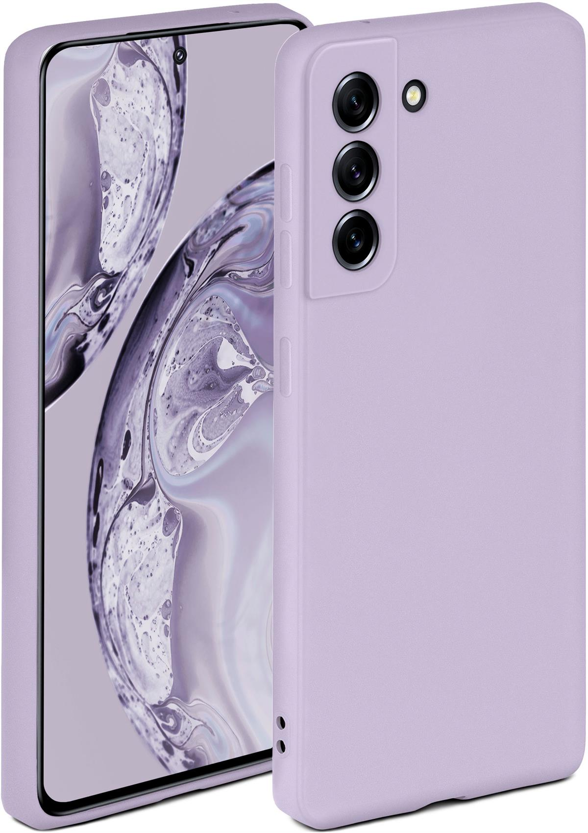 Lila Handyhülle auf einem Telefon. Lila Hülle hat ein mattes Finish. Weißer Hintergrund.
