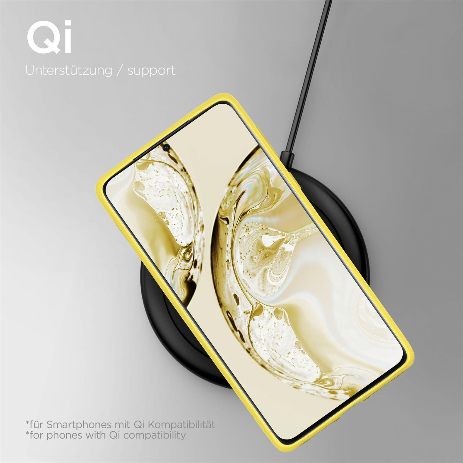 Gelbes Telefon in einer Hülle auf einem kabellosen Ladegerät. Telefonbildschirm zeigt abstrakte Kunst auf Grau.