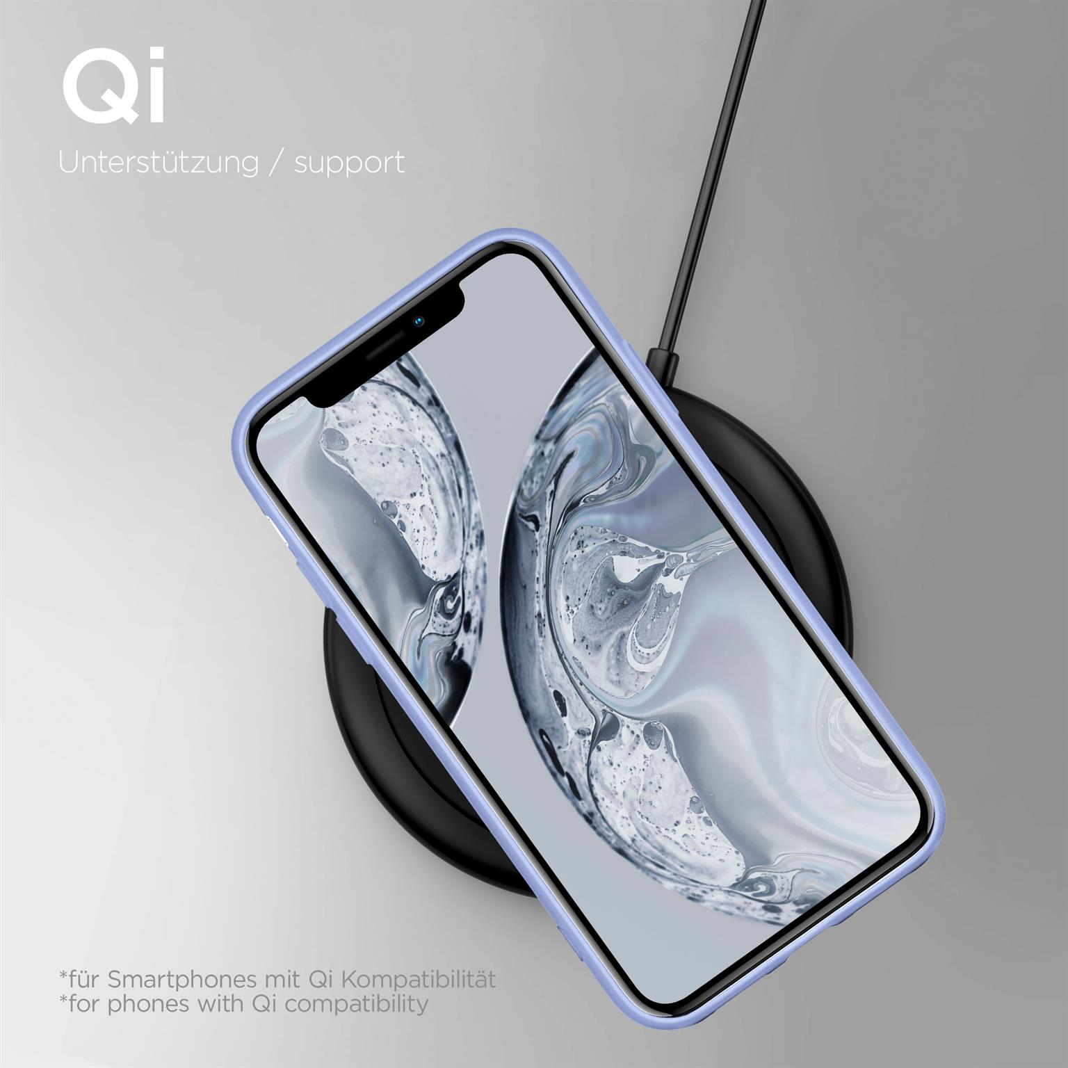 Blaue Handyhülle auf kabellosem Ladegerät. Telefonbildschirm zeigt blaue abstrakte Kunst. Schwarzes Ladegerät auf Grau.