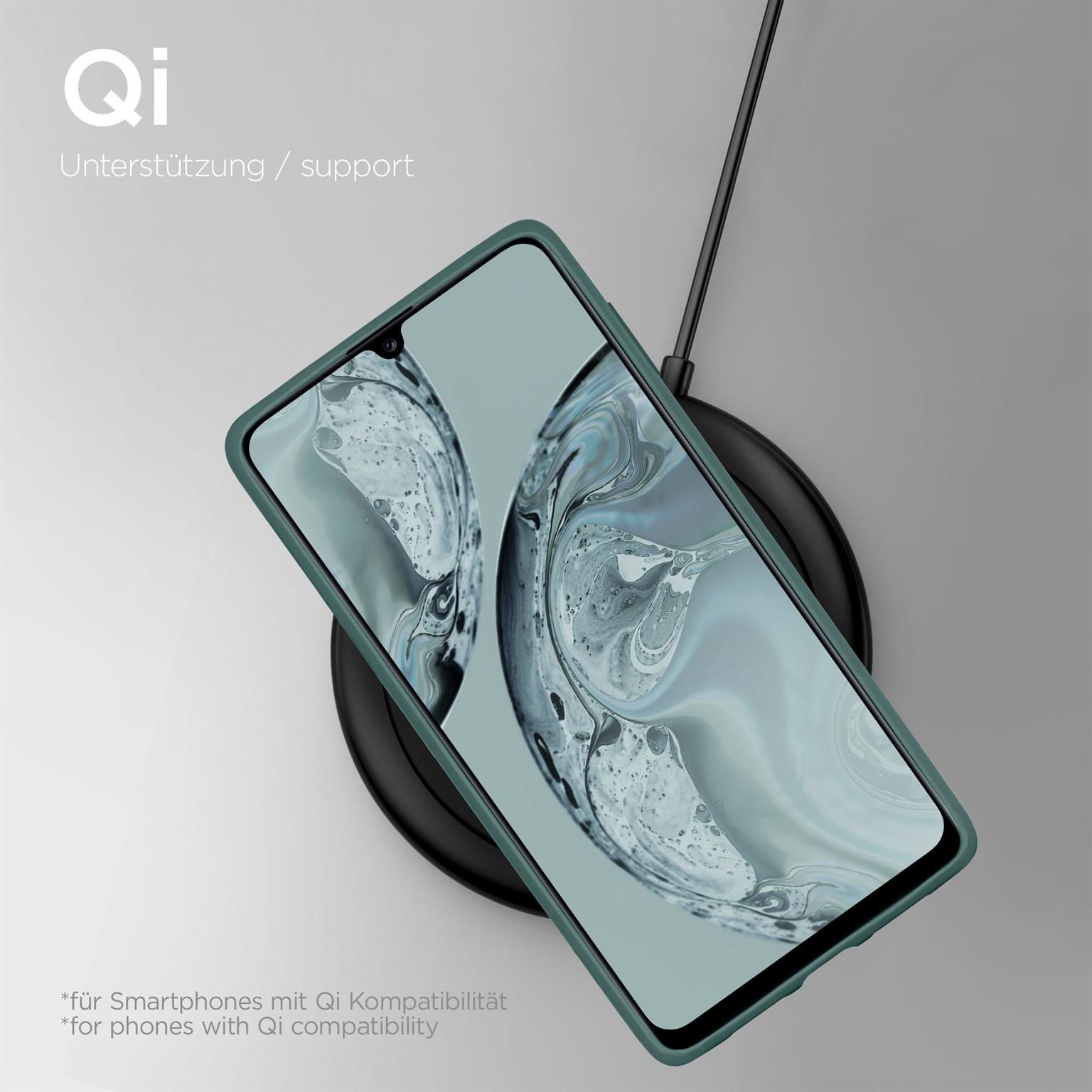 Telefon in Hülle kabellos laden. Text 'Qi'. Schwarzes Ladepad und türkisfarbene Hülle.