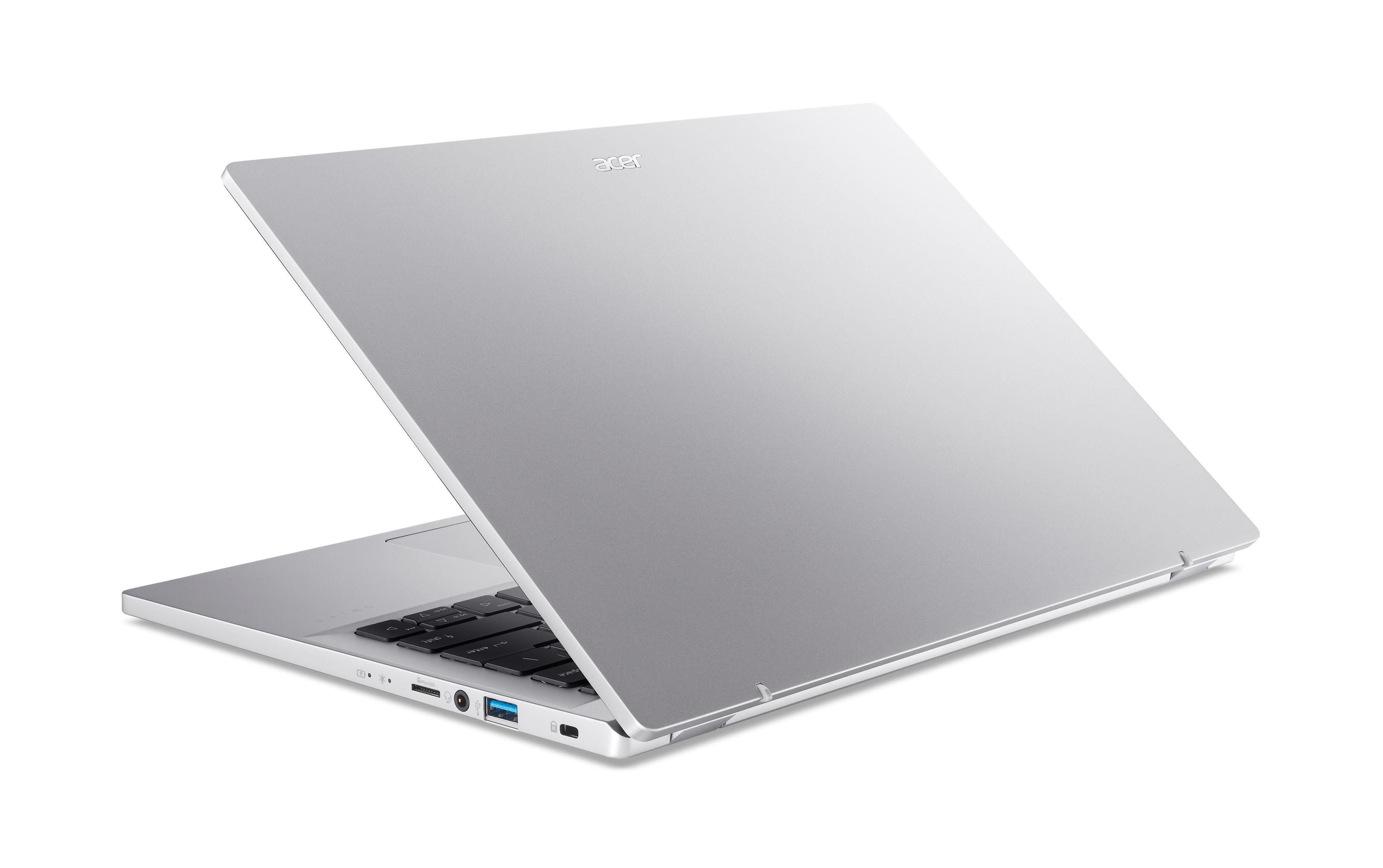 Laptop argentato, leggermente aperto, che mostra la tastiera, su sfondo bianco.
