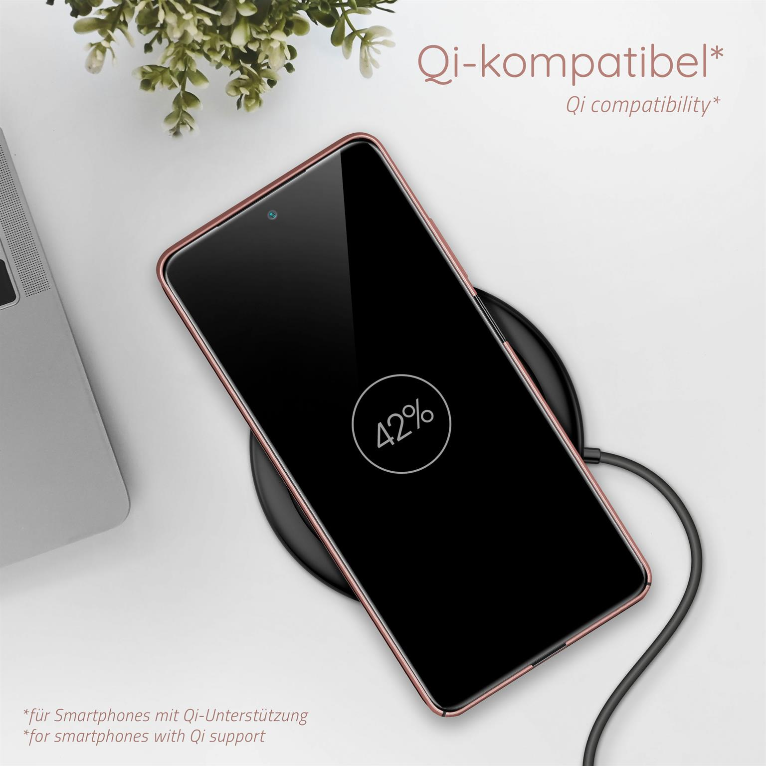 Telefon auf einem kabellosen Ladegerät. Zeigt 42 % geladen. Umgeben von Objekten und Text.