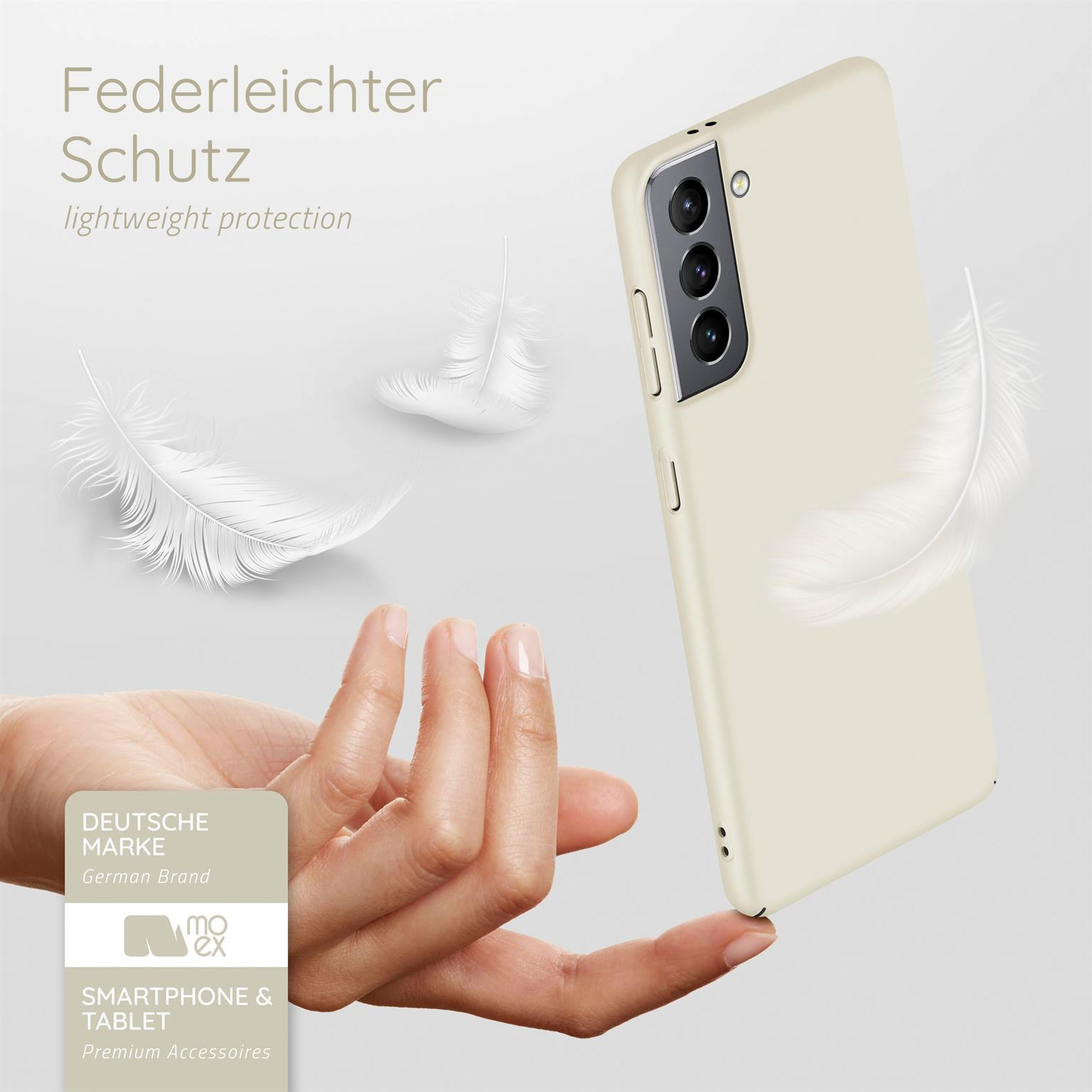 Hand hält Handyhülle. Hintergrund: Weiß, Text, Federn.