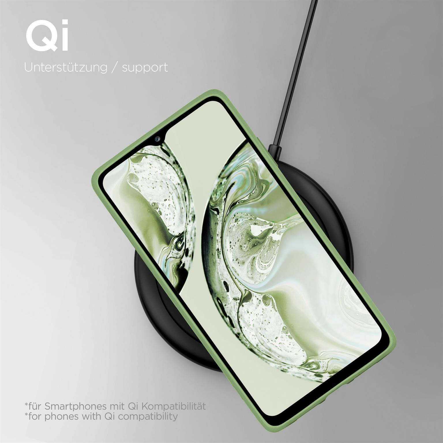 Ein grünes Telefon in einer grünen Hülle liegt auf einem schwarzen kabellosen Ladegerät.