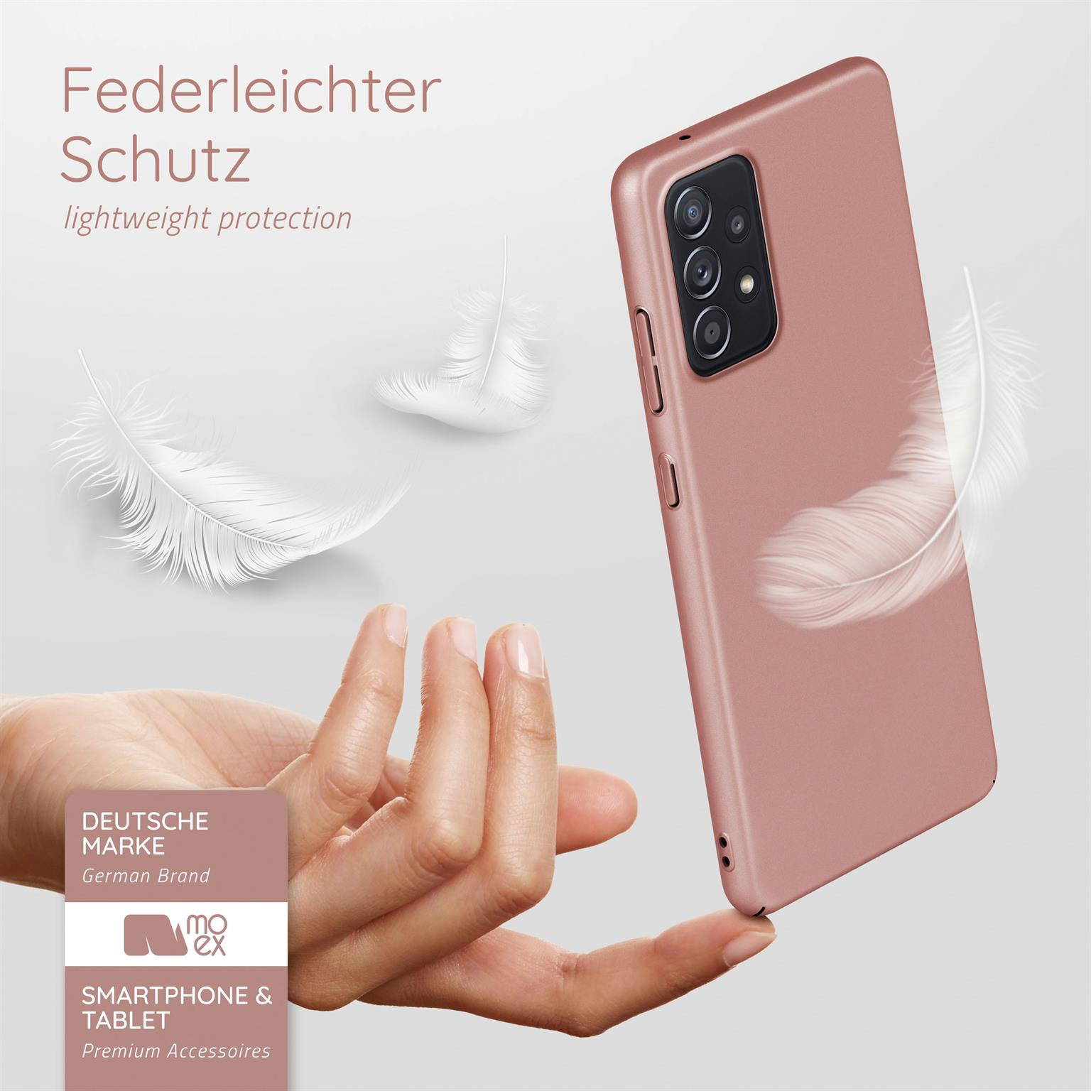 Eine Hand hält eine Handyhülle mit Federn im Hintergrund.
