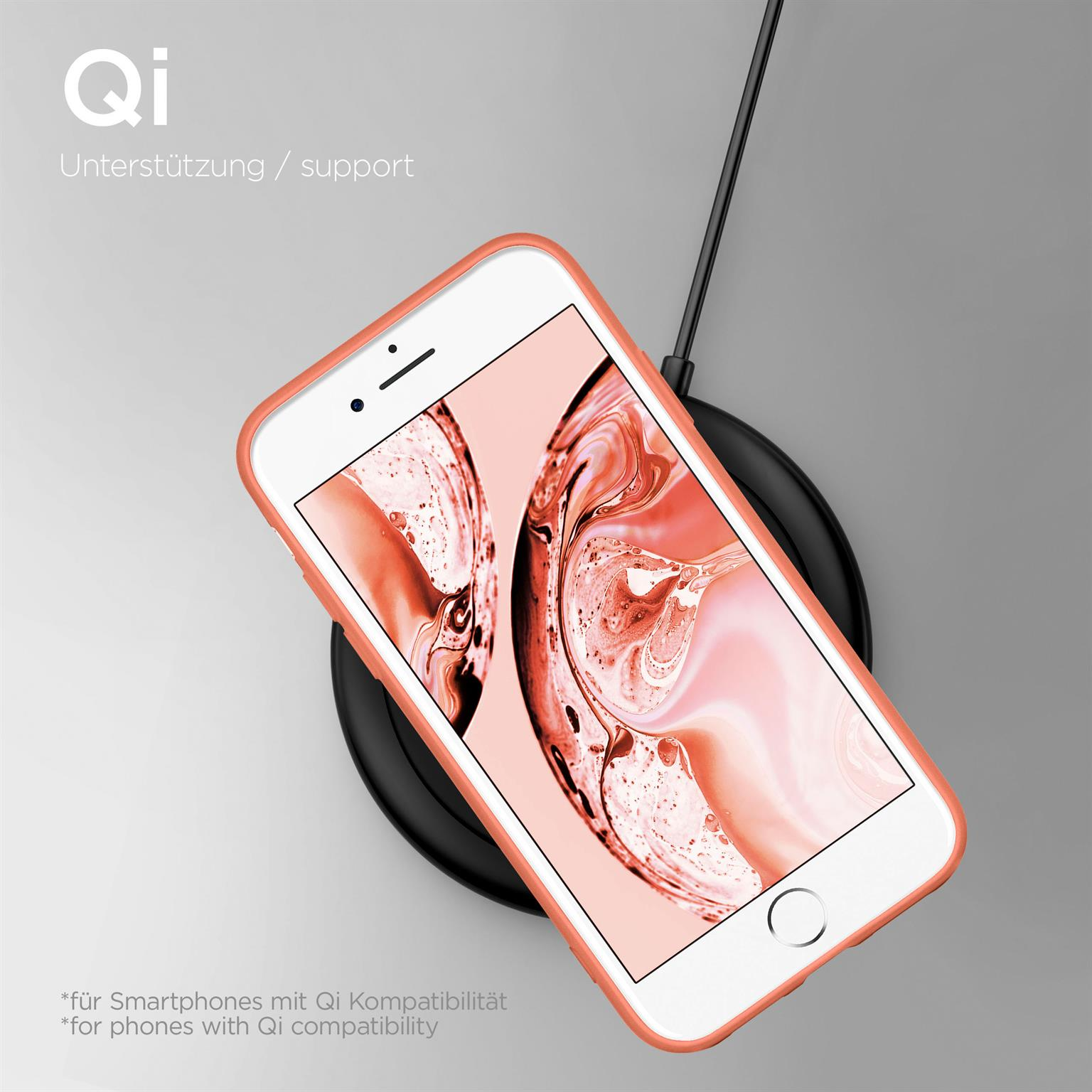 Weißes Telefon in einer orangefarbenen Hülle auf einem kabellosen Ladegerät. Qi-Support-Text sichtbar.