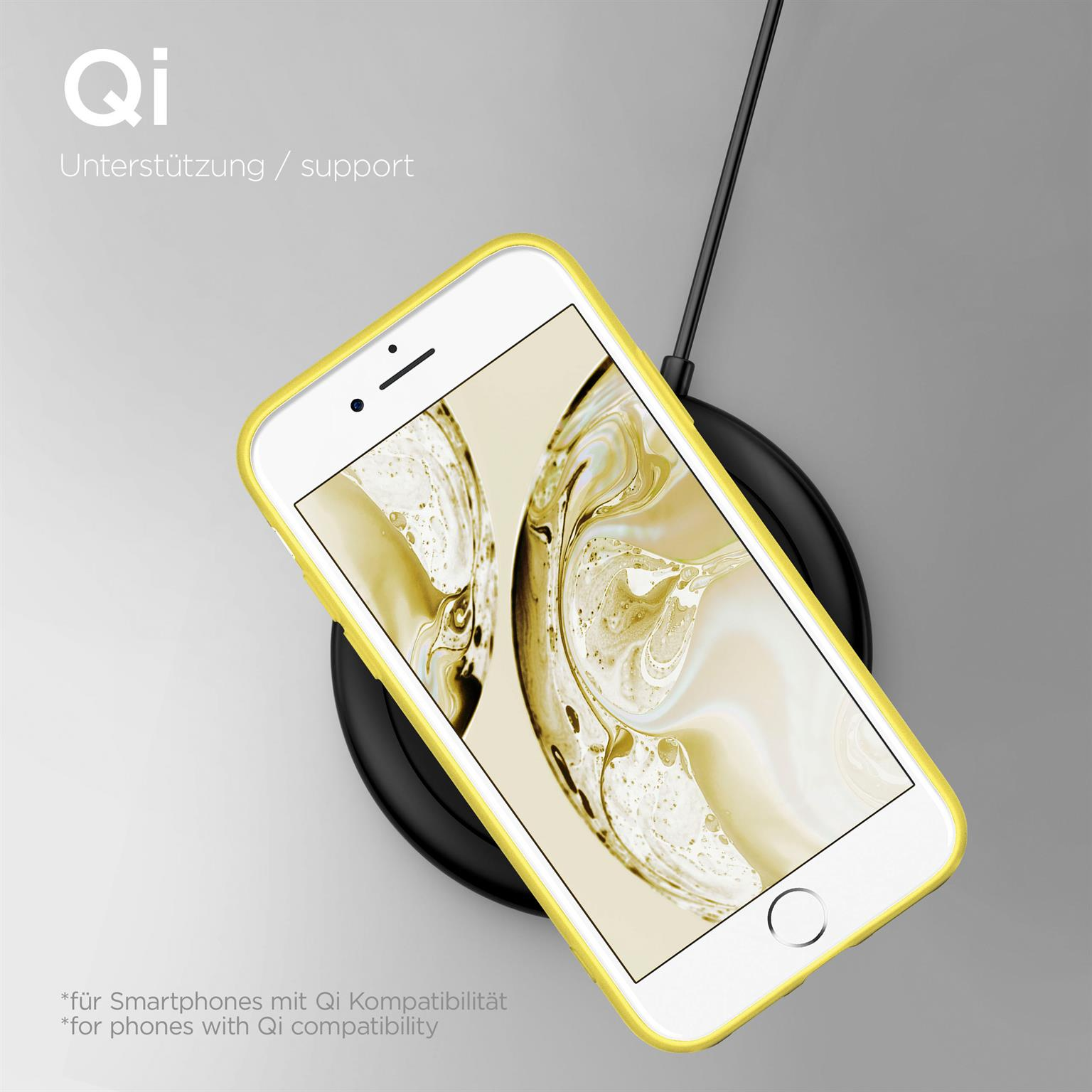 Smartphone in gelber Hülle auf kabellosem Ladegerät. Texte über Qi-Kompatibilität, schwarzes Ladegerät.