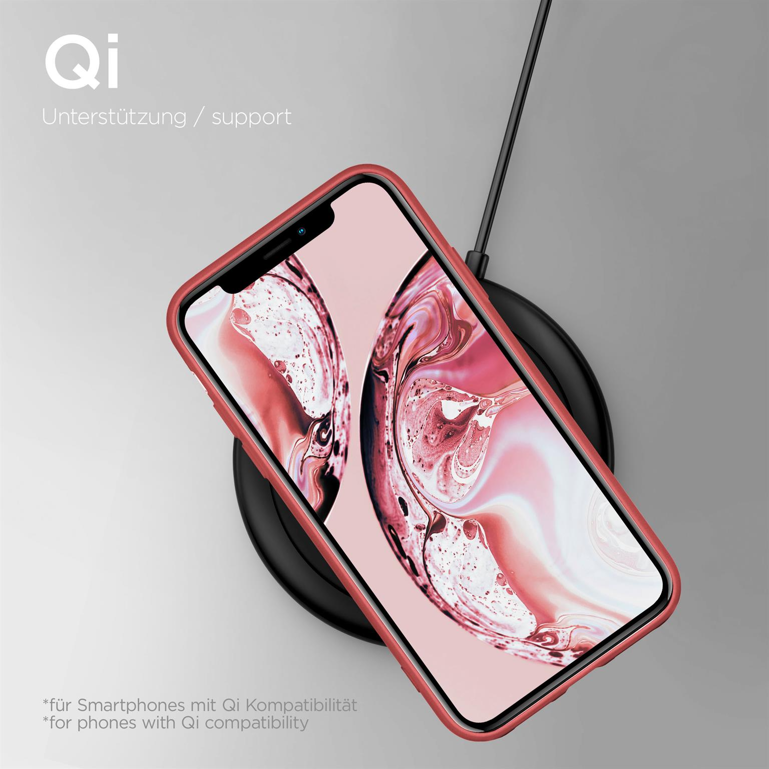 Ein Telefon auf einem kabellosen Ladegerät, rote Hülle. Der Hintergrund ist ein Farbverlauf.