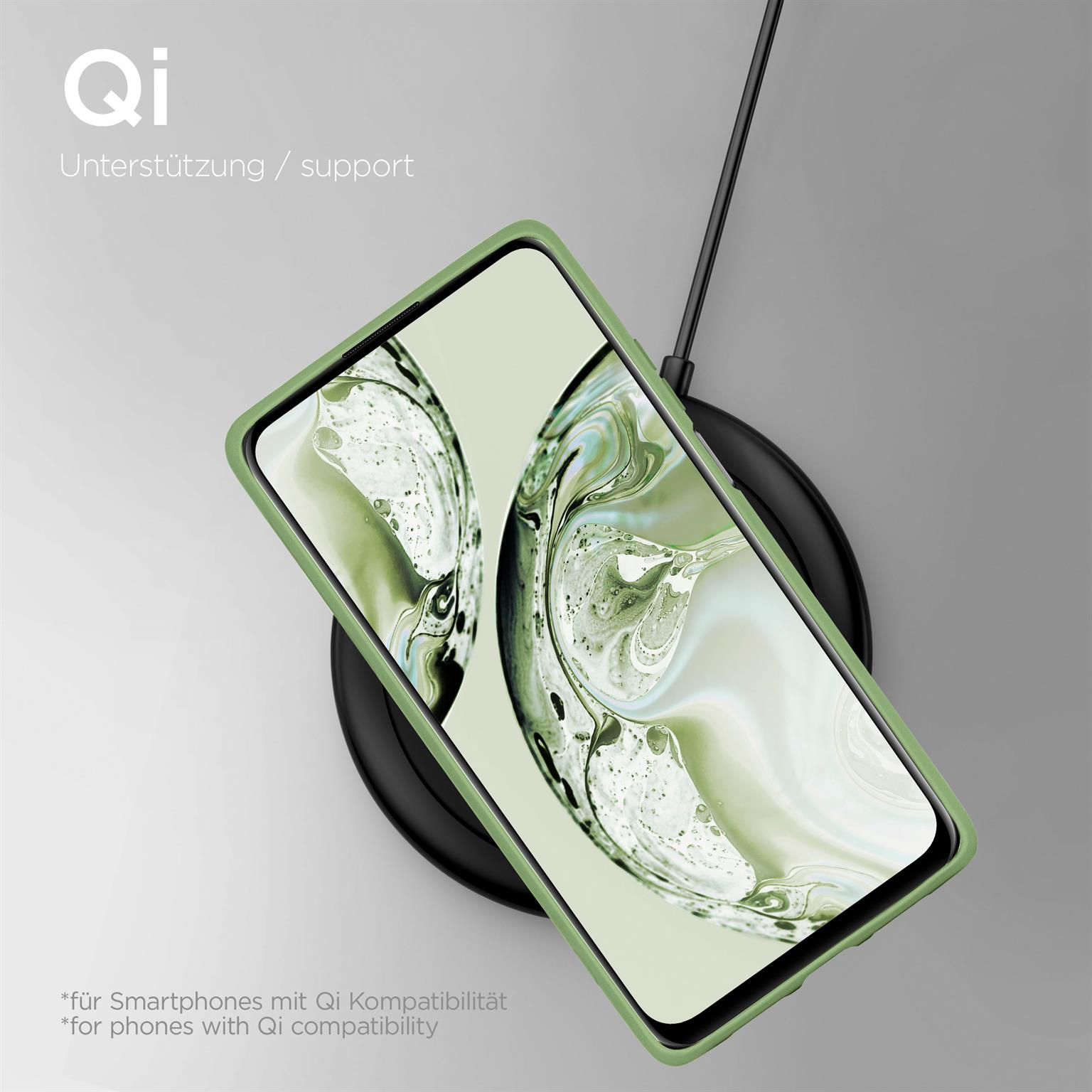 Eine grüne Handyhülle auf einem kabellosen Ladegerät. Ein Ladekabel ist angeschlossen.