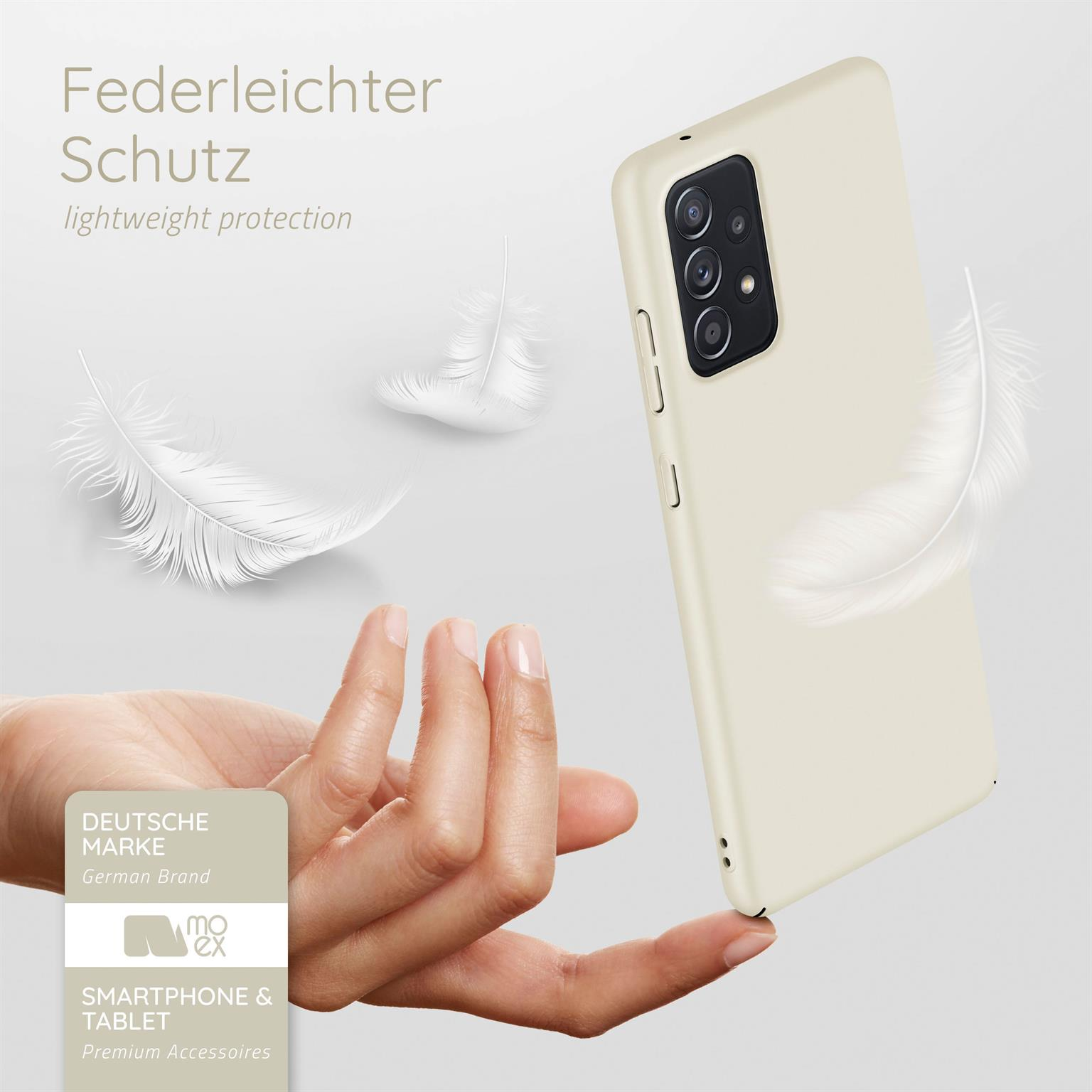 Eine Hand hält ein Telefon in einer cremefarbenen Hülle, mit Federn, die in der Nähe schweben. Das Markenlogo befindet sich unten links.