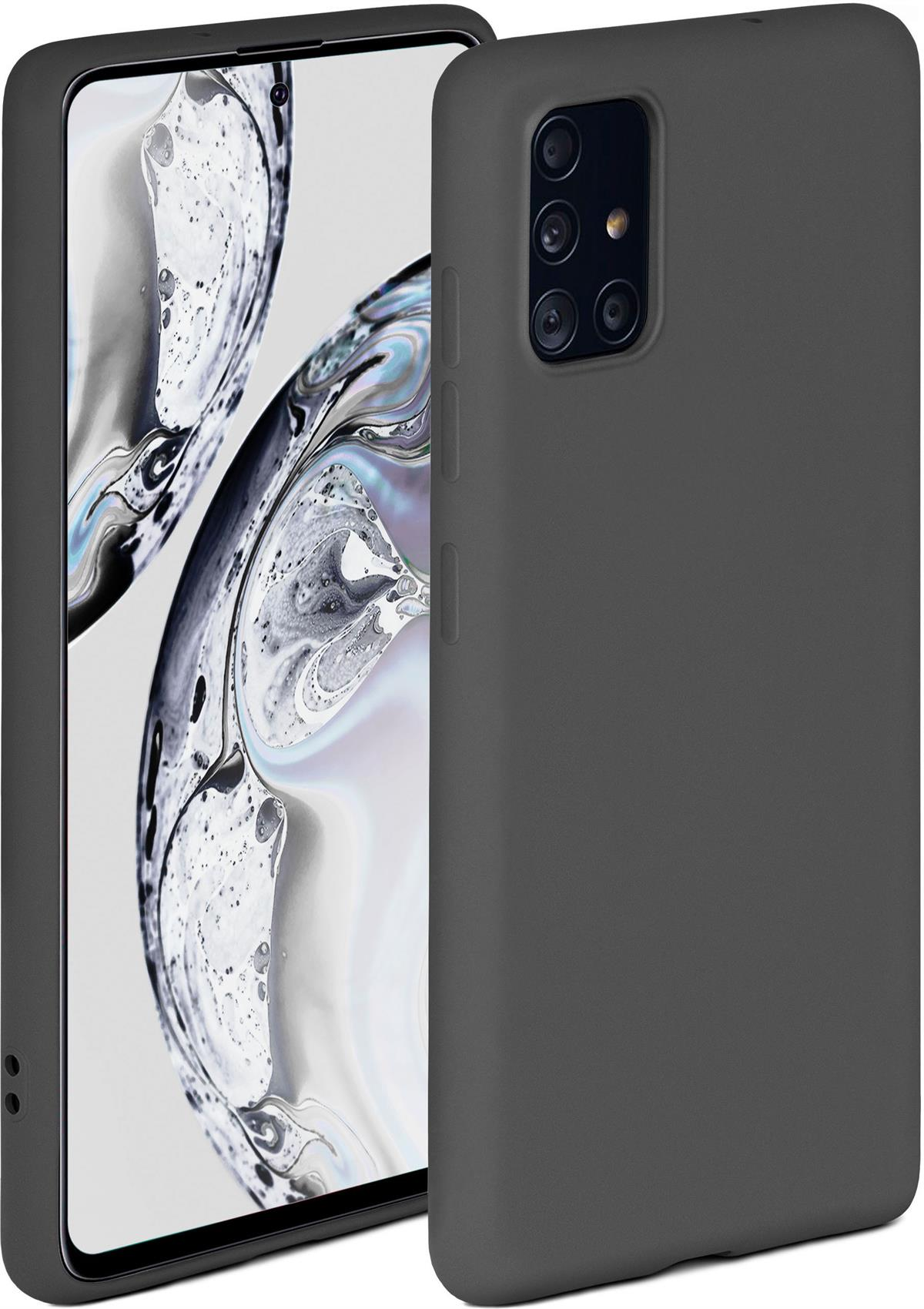 Ein dunkelgraues Telefon mit mehreren Kameralinsen, in passender Hülle, auf unscharfem Grund.