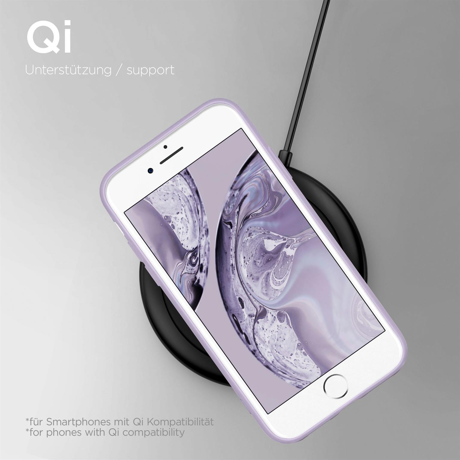 Ein weißes Telefon mit lila Hülle auf einem schwarzen kabellosen Ladegerät mit hellem Hintergrund.