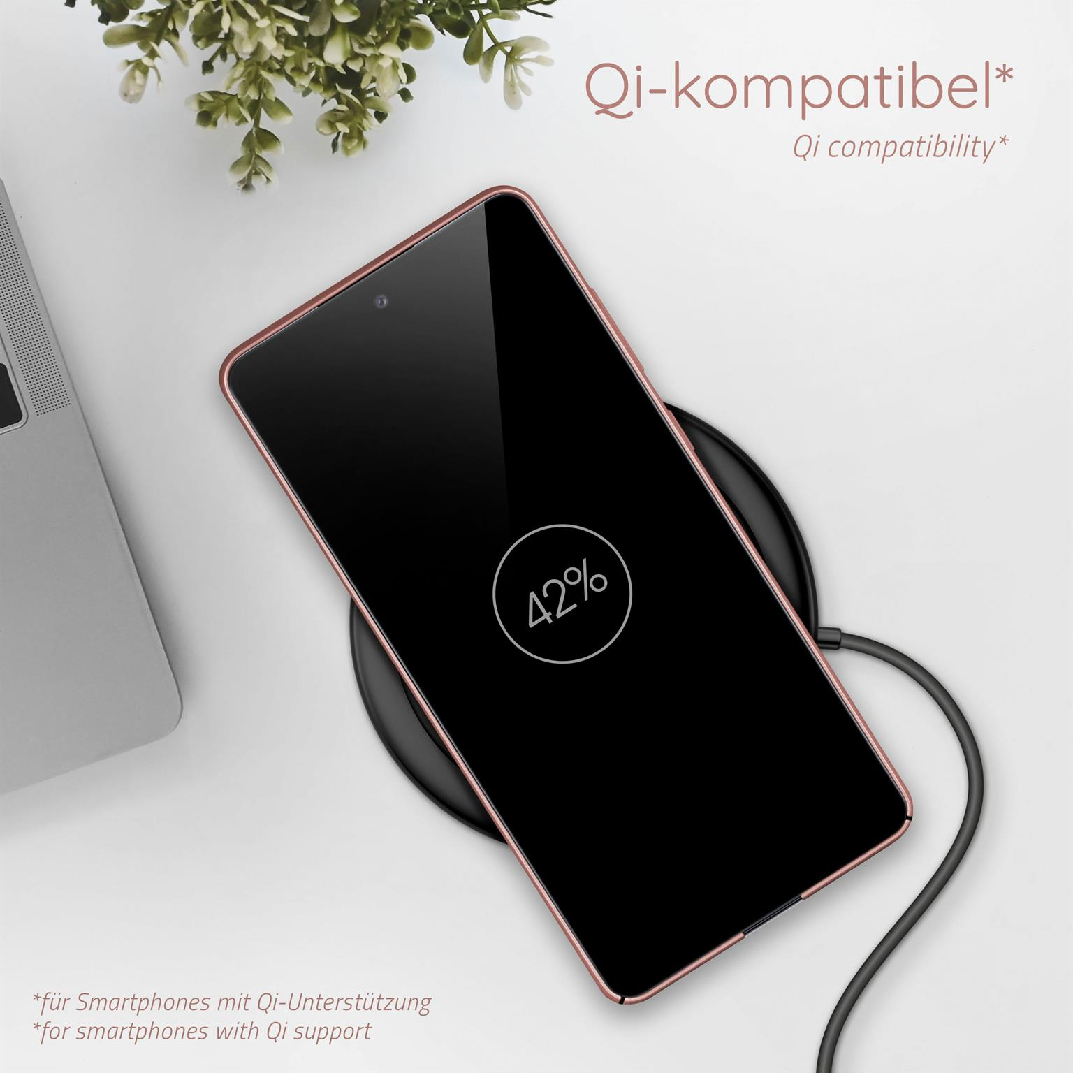 Telefon auf einem kabellosen Ladegerät. Der Bildschirm zeigt 42% Ladung an.