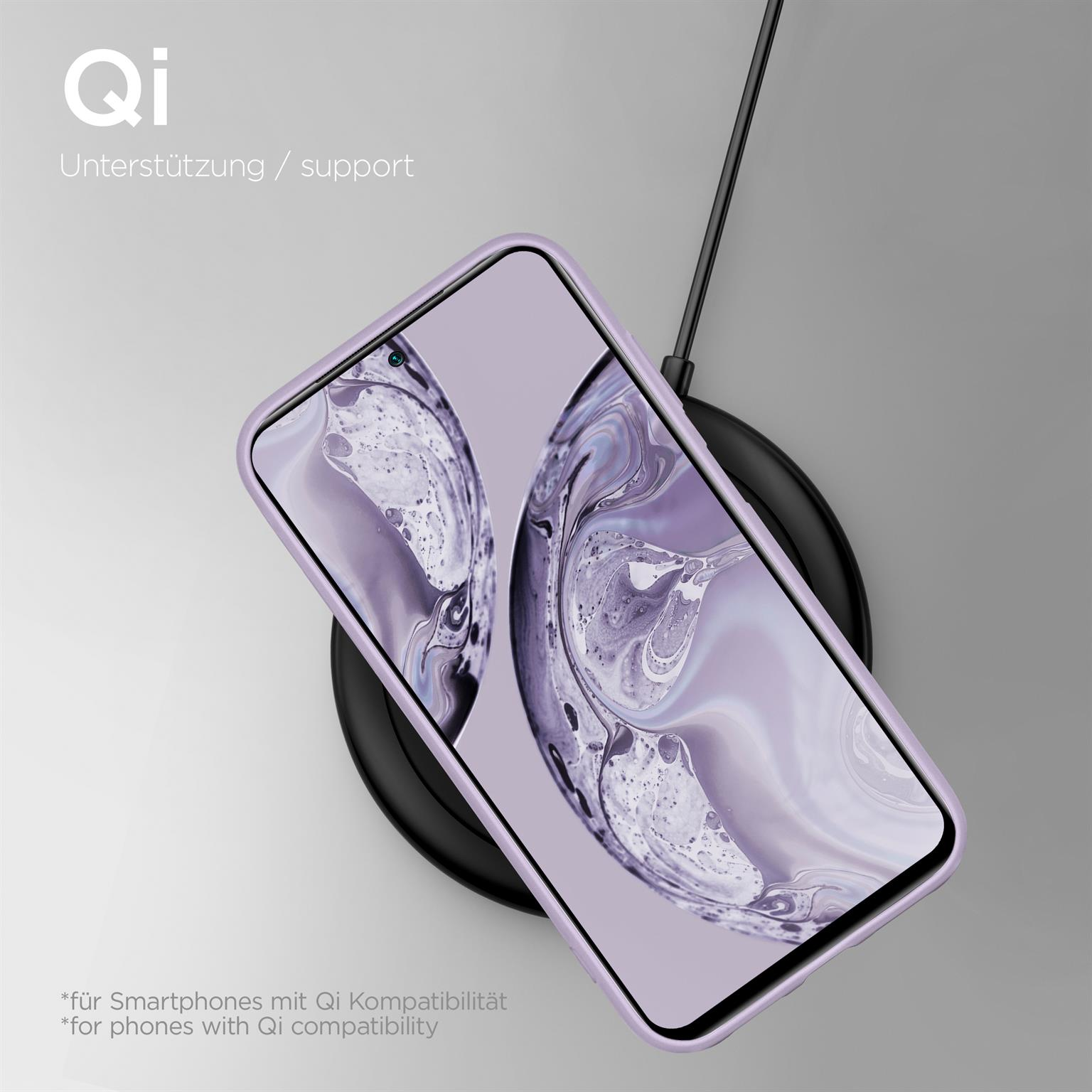 Ein Telefon wird kabellos auf einem schwarzen Pad aufgeladen. Das Telefon befindet sich in einem lila Gehäuse. Oben steht Text.