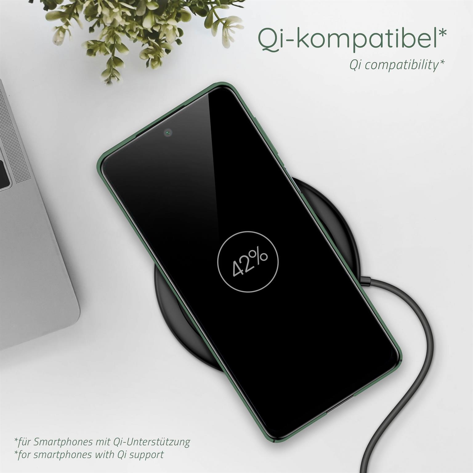 Schwarzes Telefon, das drahtlos mit 42 % Akku auf einem schwarzen kabellosen Ladegerät geladen wird.