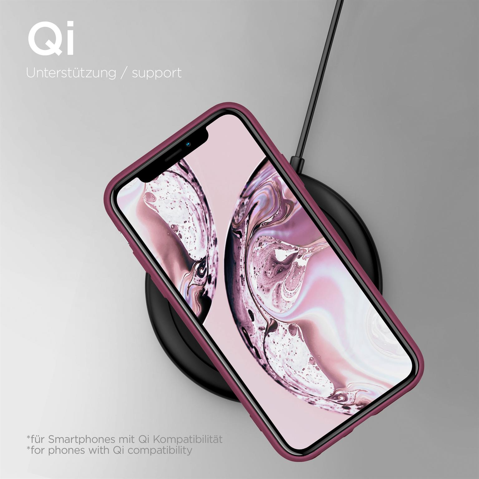 Telefon in einer Hülle auf einem kabellosen Ladegerät. Die Hülle ist dunkelrosa und das Ladegerät schwarz.