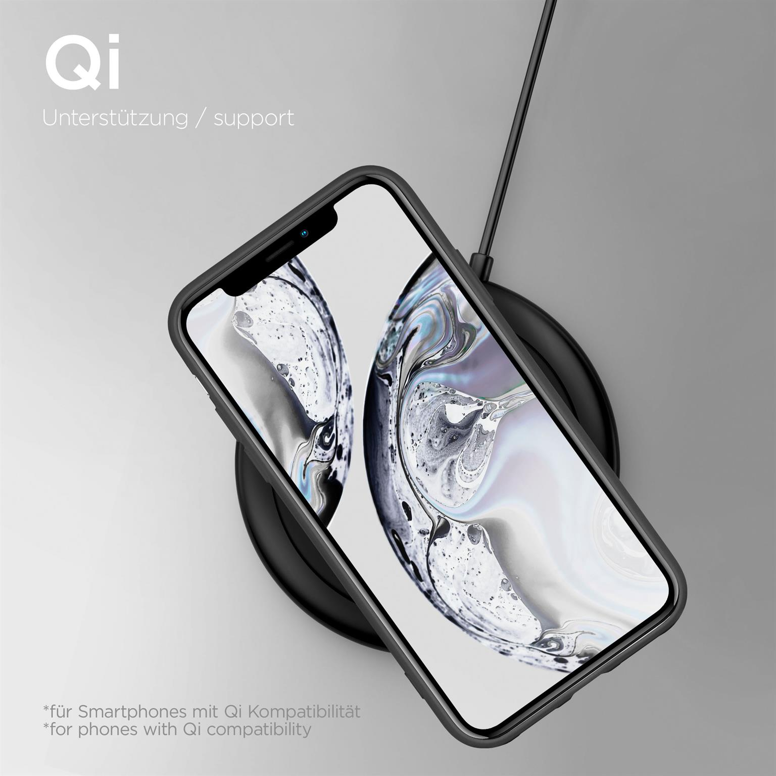Ein schwarzes Telefon in einer schwarzen Hülle liegt auf einem schwarzen kabellosen Ladegerät.