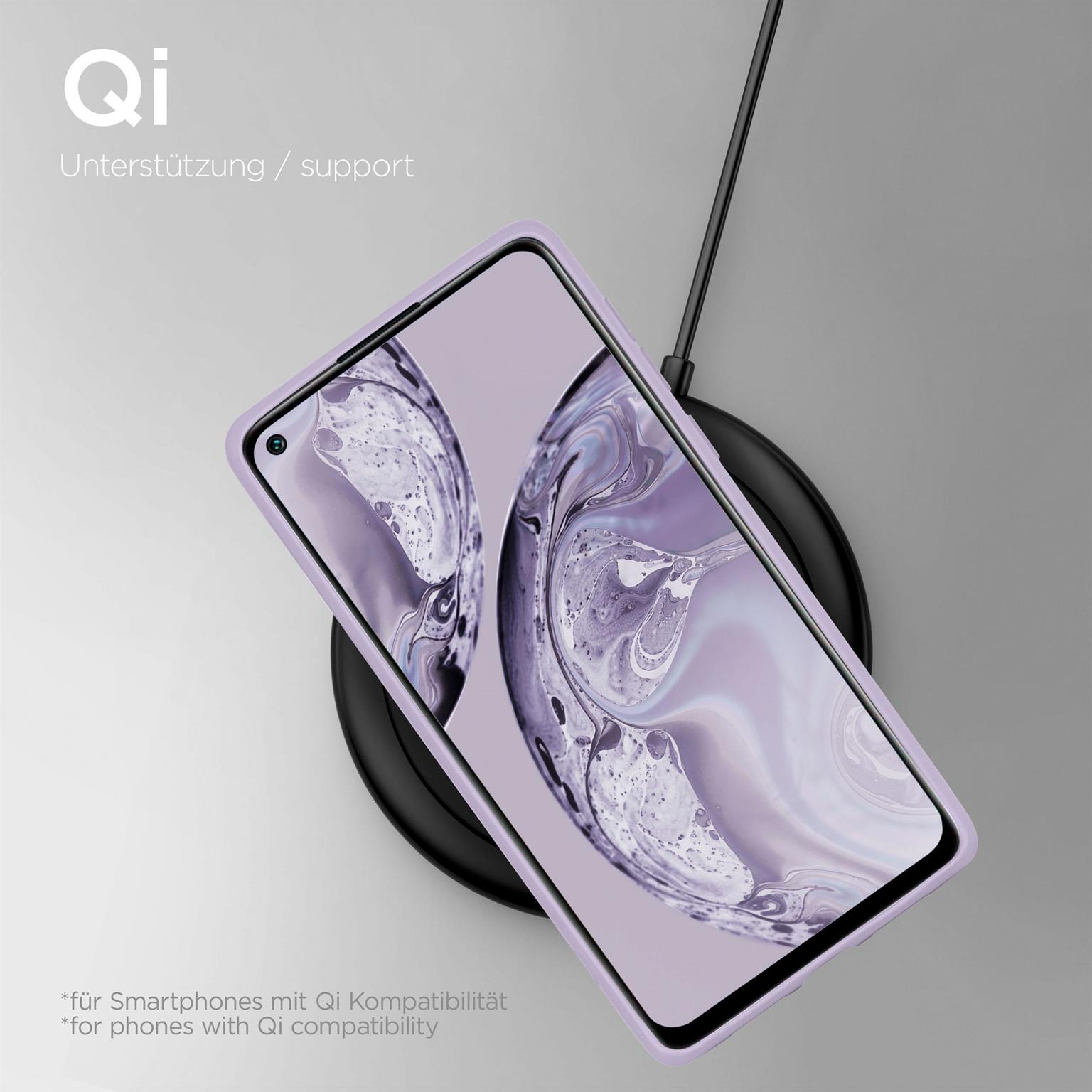Ein lila Telefon in einer lila Hülle auf einem schwarzen kabellosen Ladegerät. Ein schwarzes Kabel verbindet das Ladegerät.