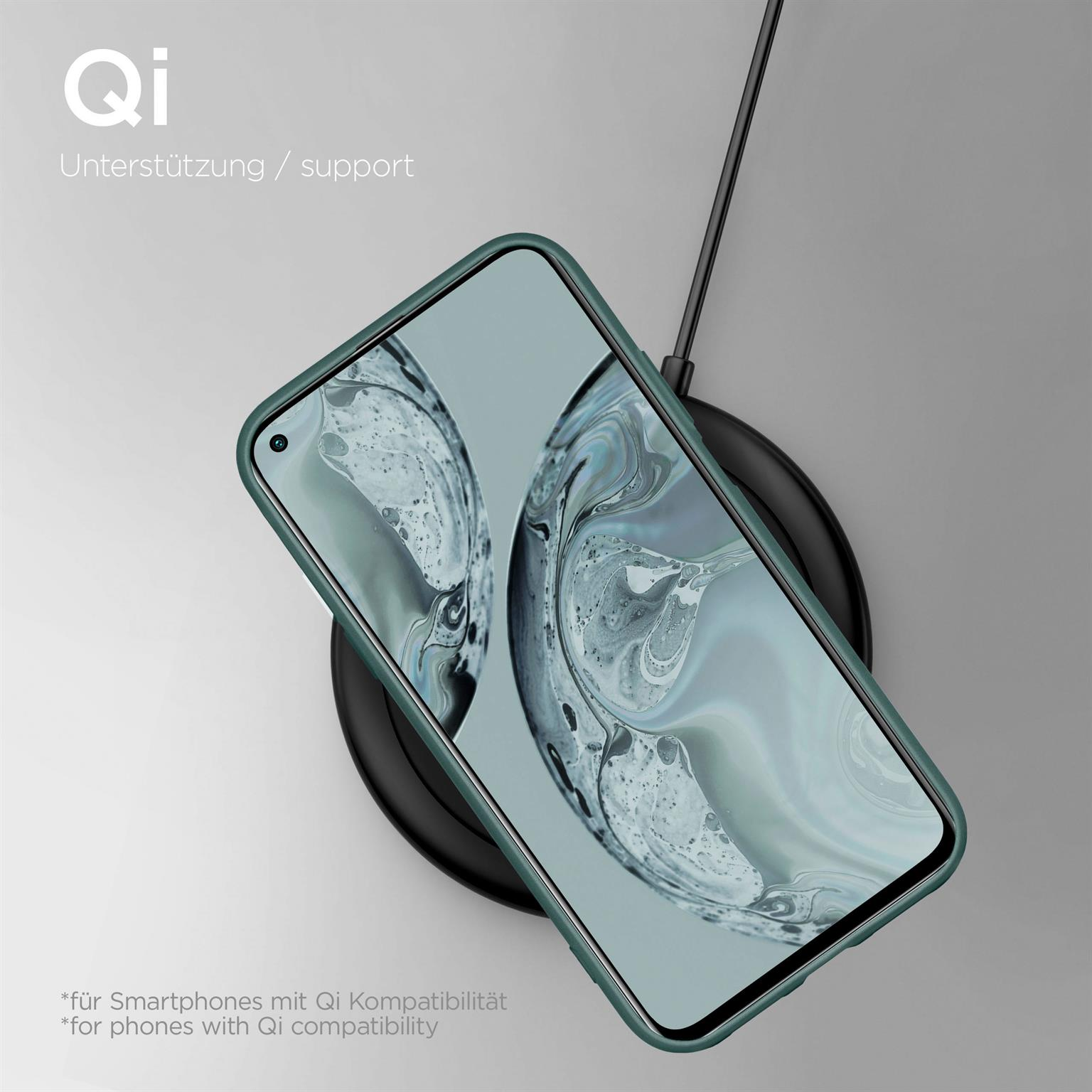 Ein Telefon auf einem kabellosen Ladegerät. Das Telefon hat eine grüne Hülle. Der Hintergrund ist hellgrau.