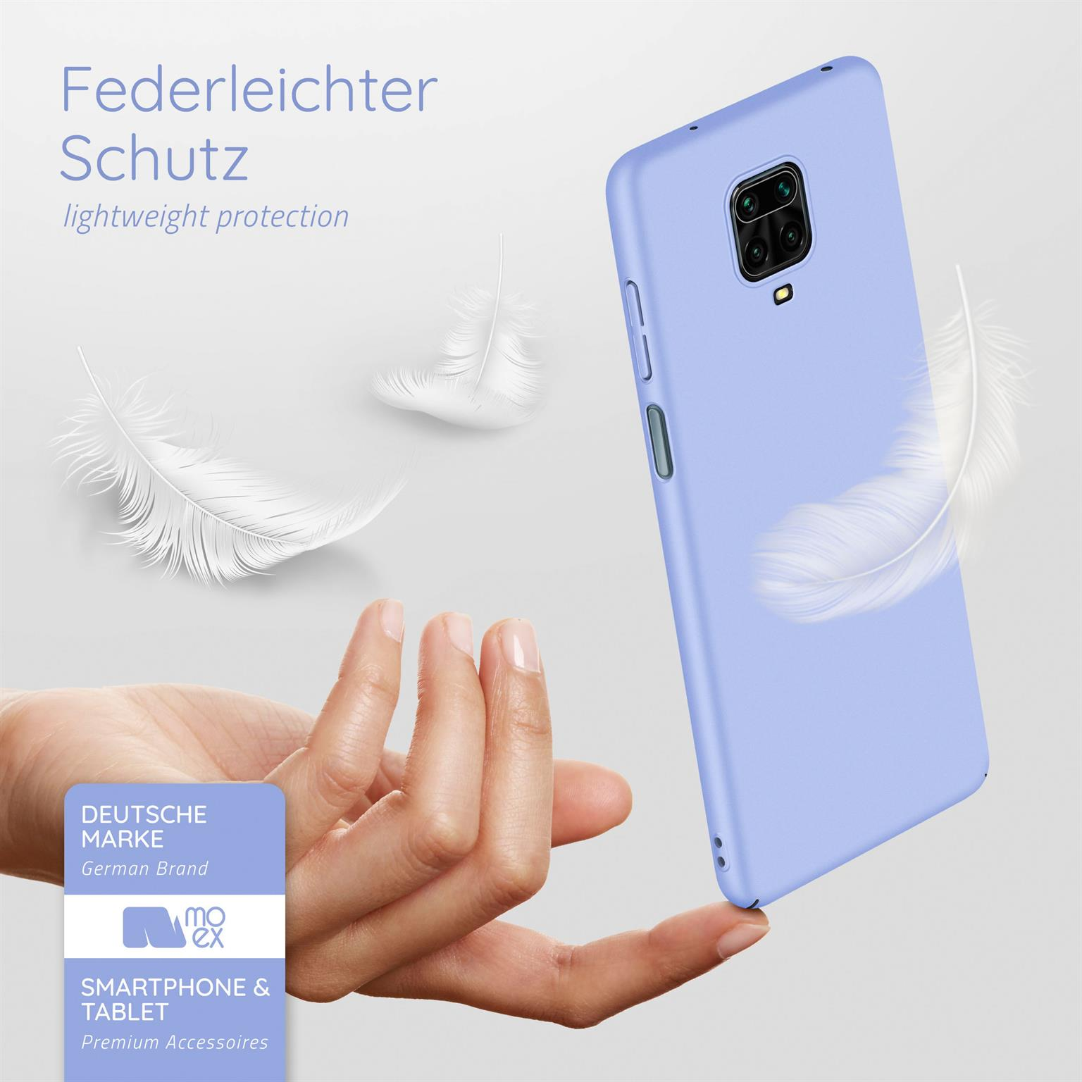 Eine Hand hält eine hellviolette Handyhülle, mit Federn auf weißem Hintergrund.