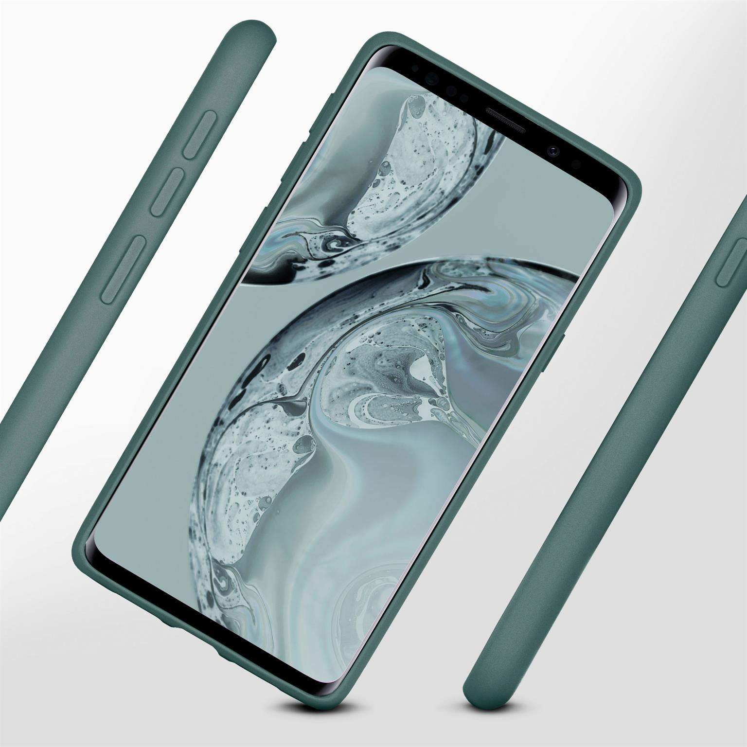 Telefon in grüner Hülle, mit grünen Hüllen im Hintergrund. Der Bildschirm des Telefons ist sichtbar.