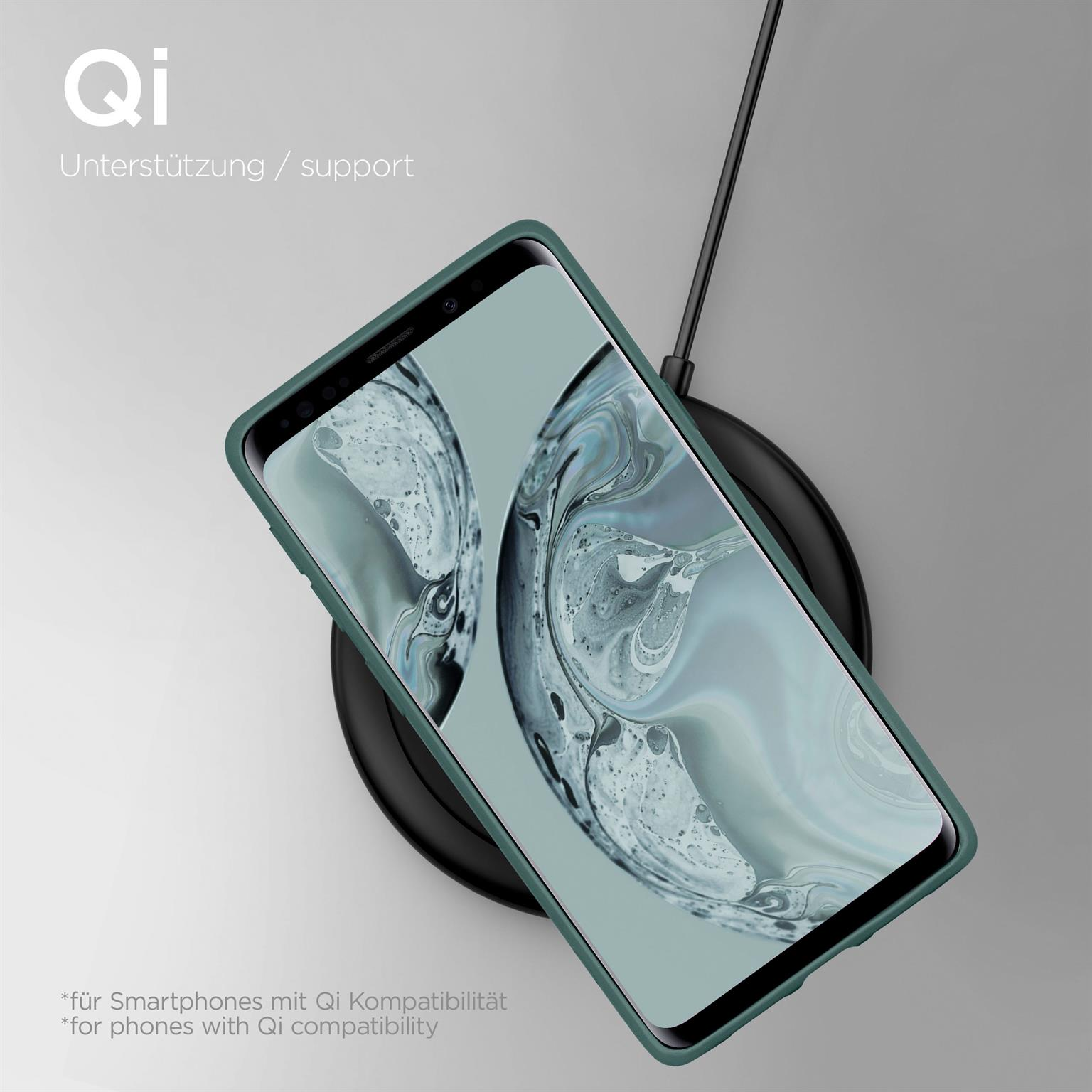 Ein Smartphone auf einem kabellosen Ladegerät. Das Telefon hat eine grüne Hülle.