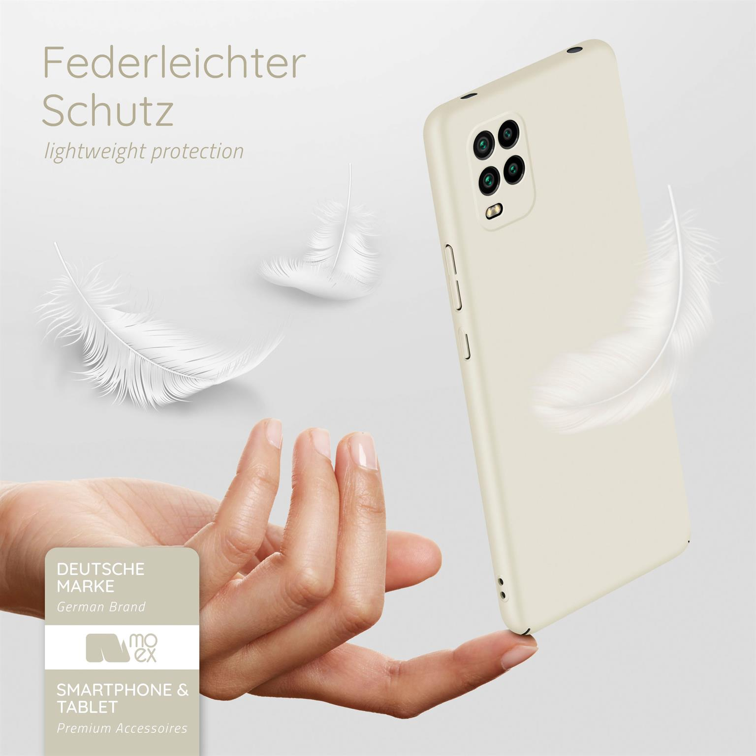 Hand hält eine Handyhülle mit Federn. Text: Leichter Schutz, deutsche Marke.