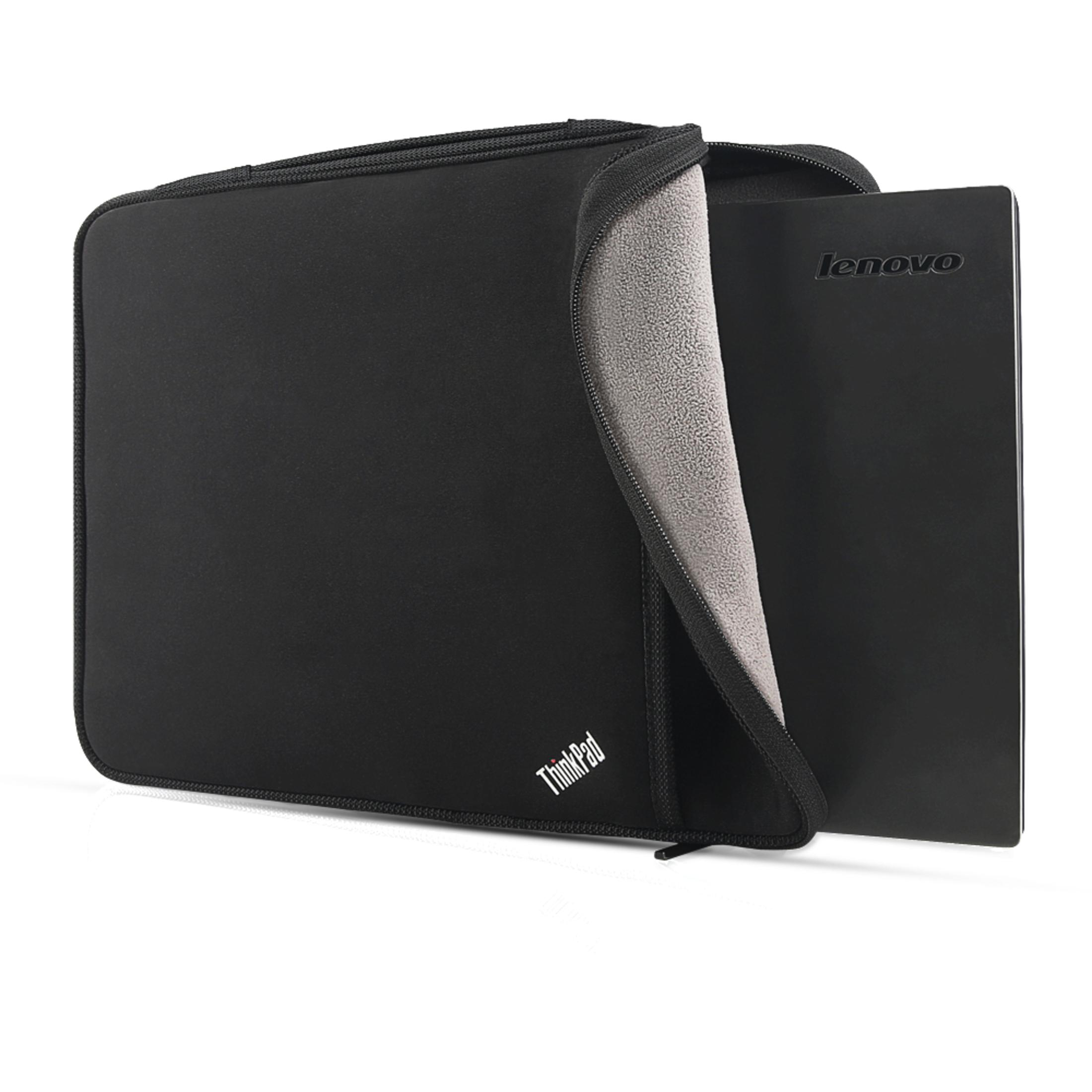 Un laptop nero all'interno di una custodia ThinkPad nera, aperto. La custodia ha una cerniera.