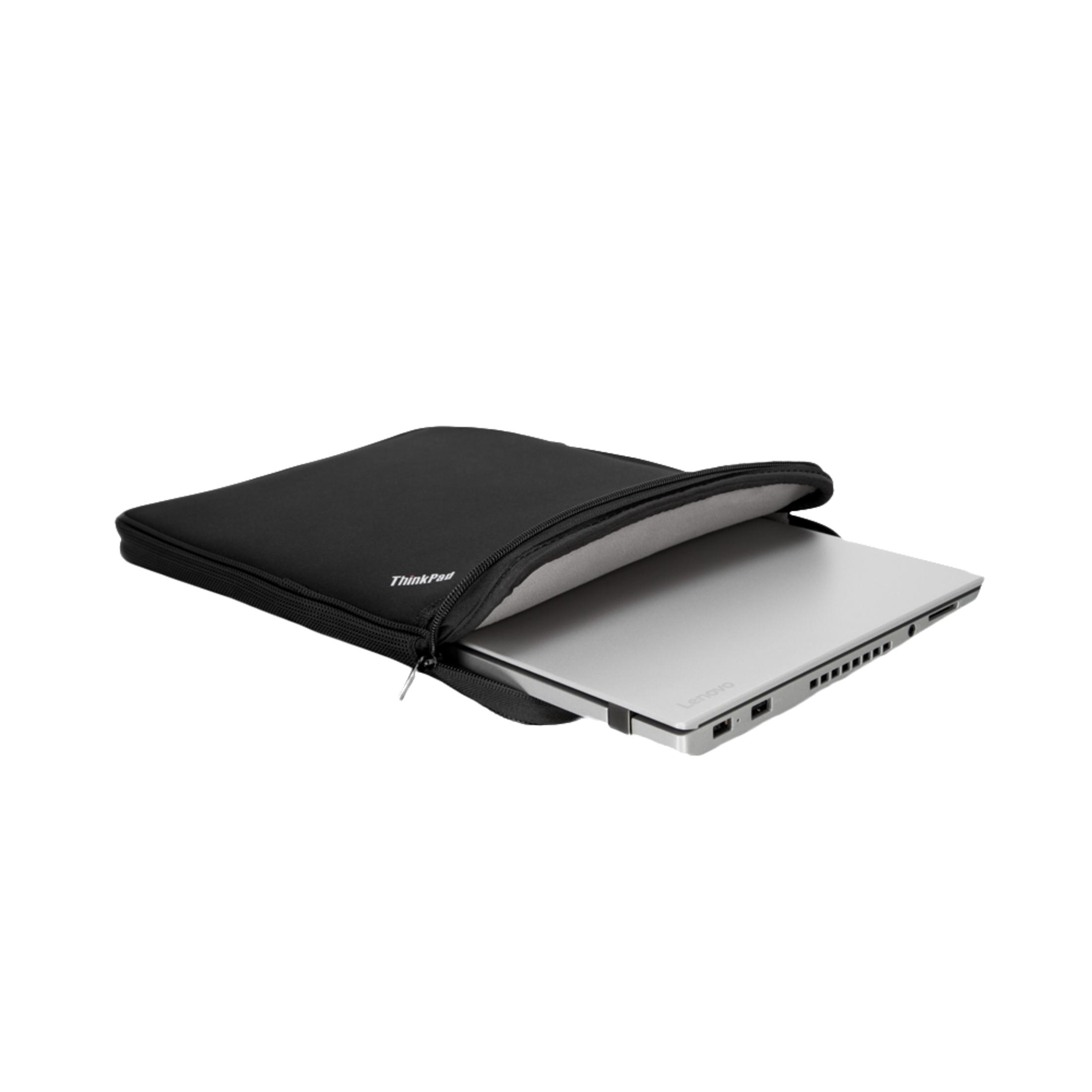 Laptop nero in una custodia nera, parzialmente aperto.