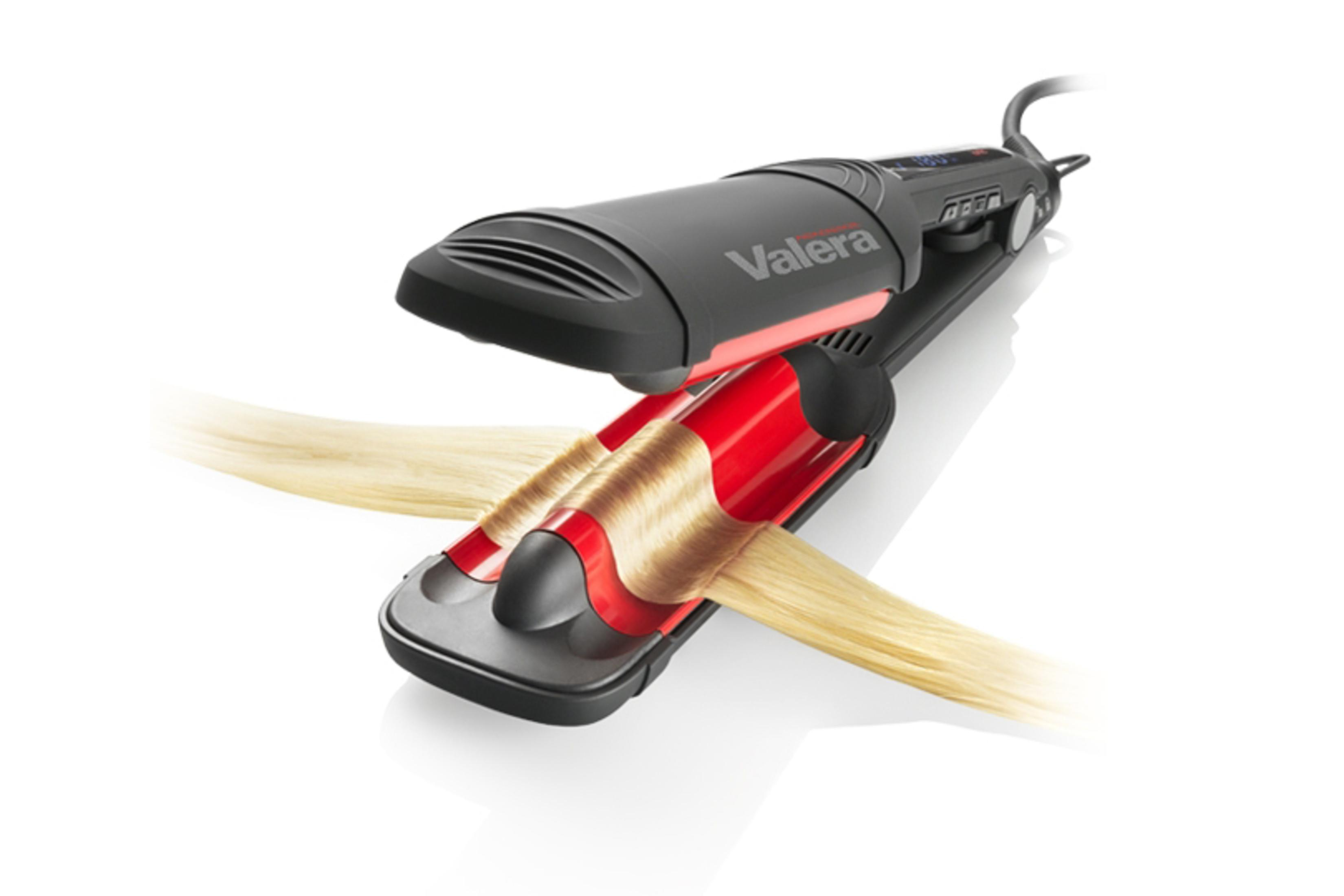 Prostownica do włosów z fragmentem włosów w środku, białe tło.