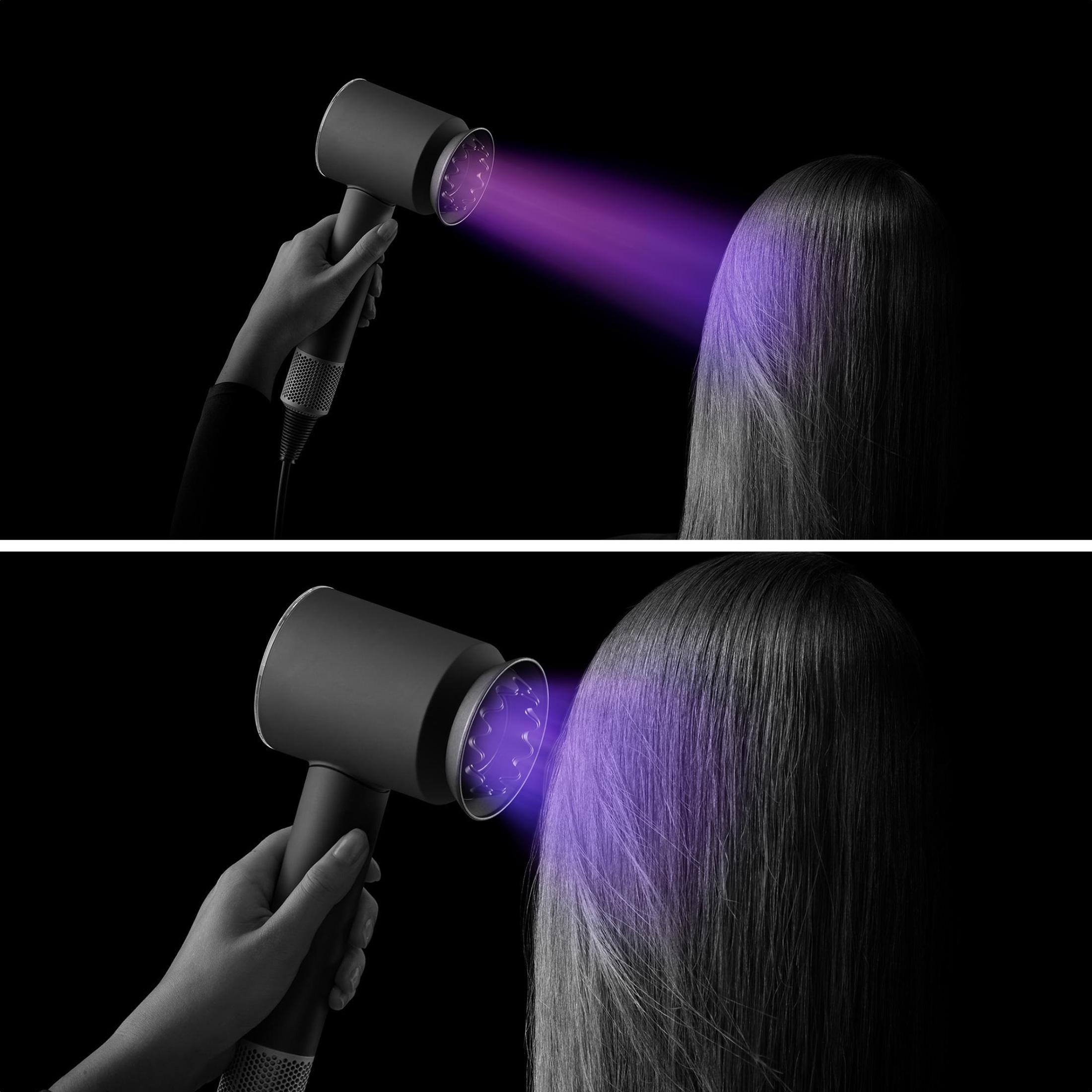 Haartrockner, der ein violettes Licht auf das Haar emittiert. Zwei Ansichten der gleichen Aktion.