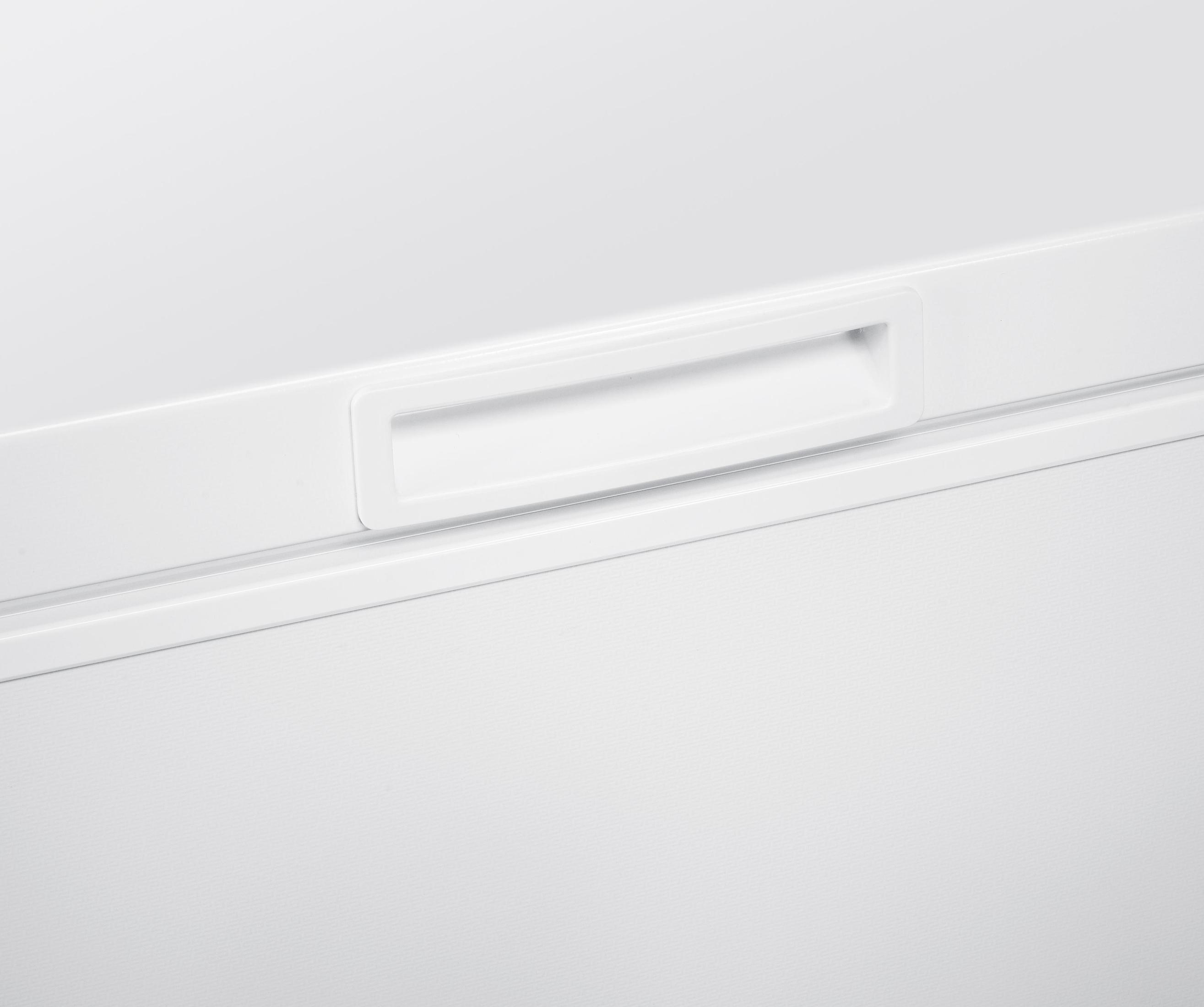 Weißer Kühlschrank mit Griff. Der Griff ist rechteckig und weiß.