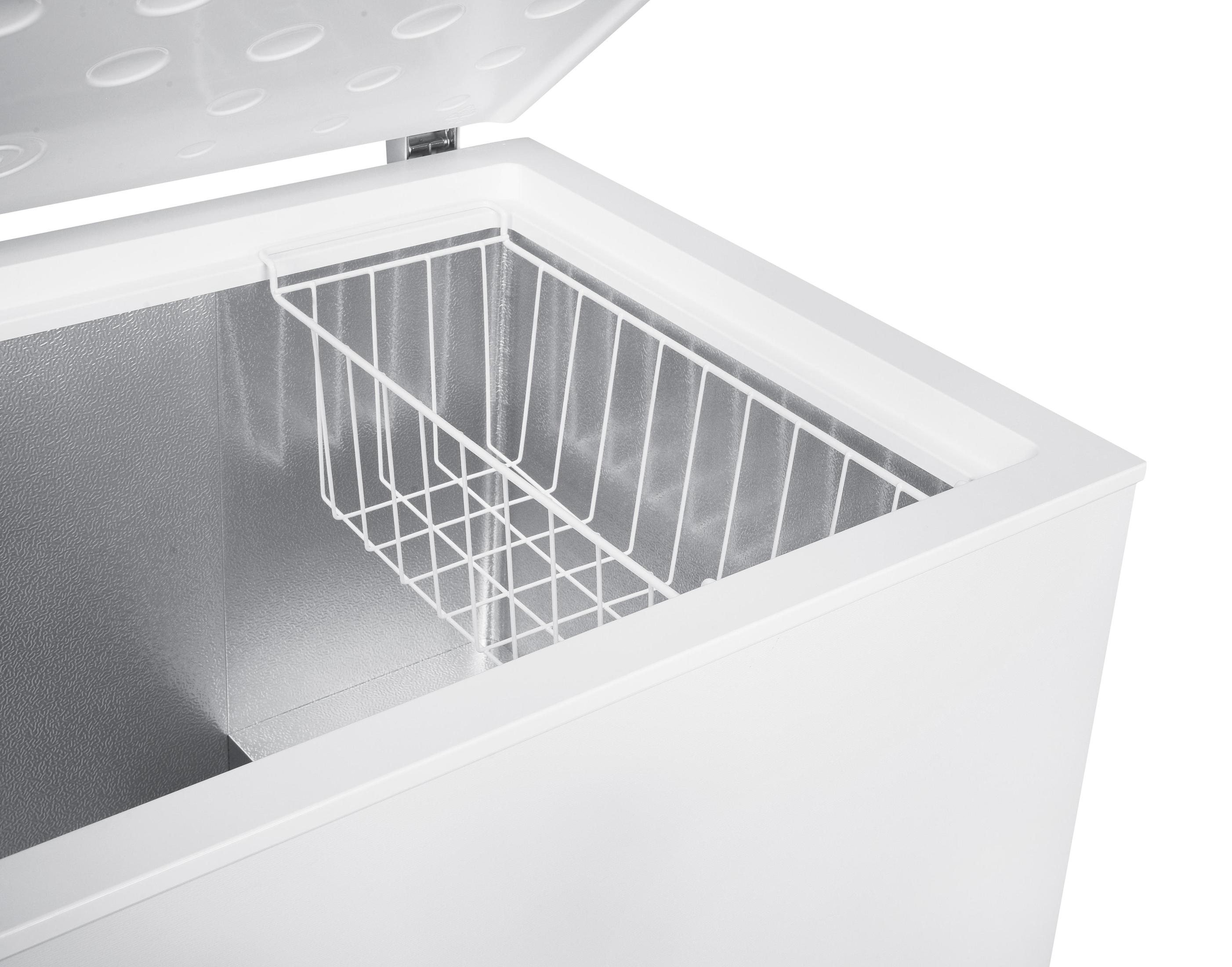 Offener weißer Gefrierschrank, zeigt Drahtkorb im Inneren. Silberner Innenraum.