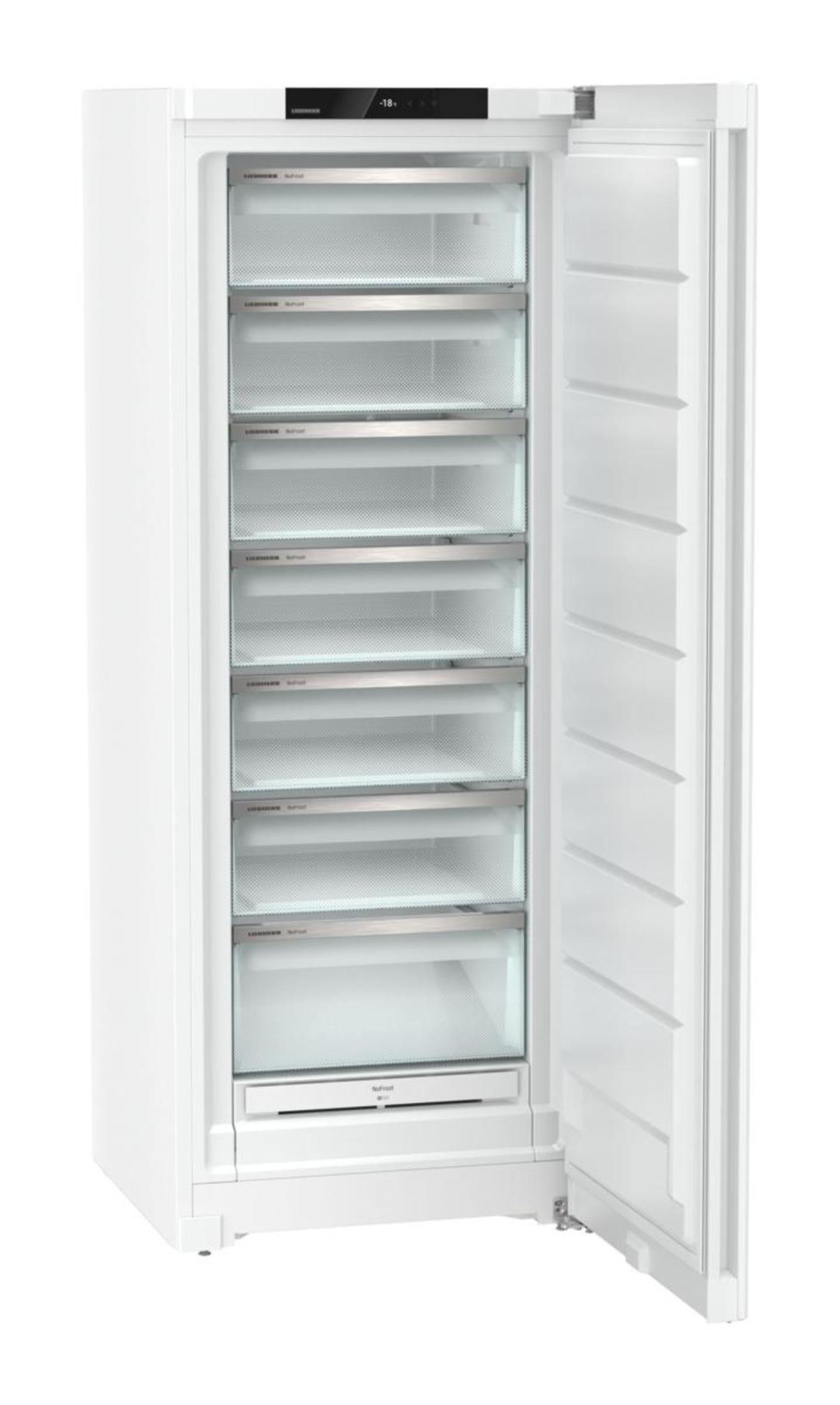 Witte vriezer met open deur. Meerdere transparante laden zijn zichtbaar in de unit.