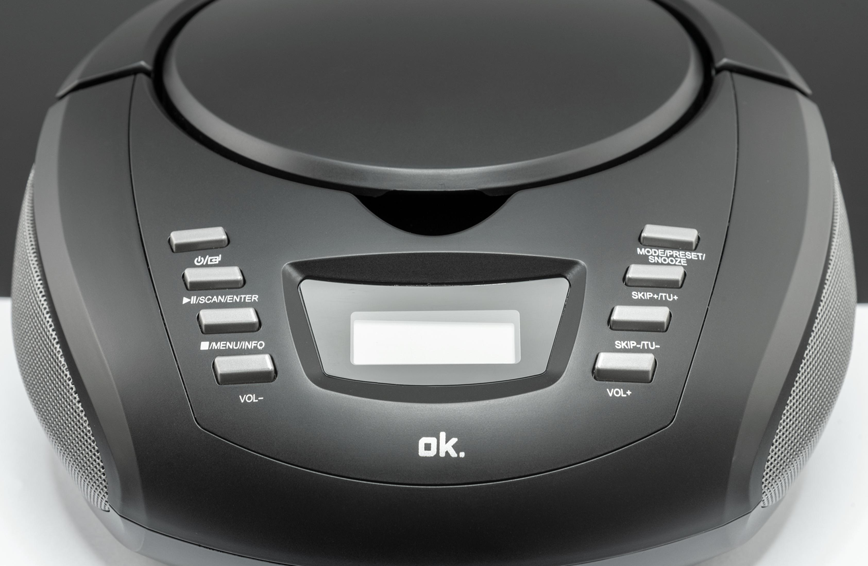 Eine schwarze Boombox mit Knöpfen und Display wird gezeigt. Die Marke ok. befindet sich unten.