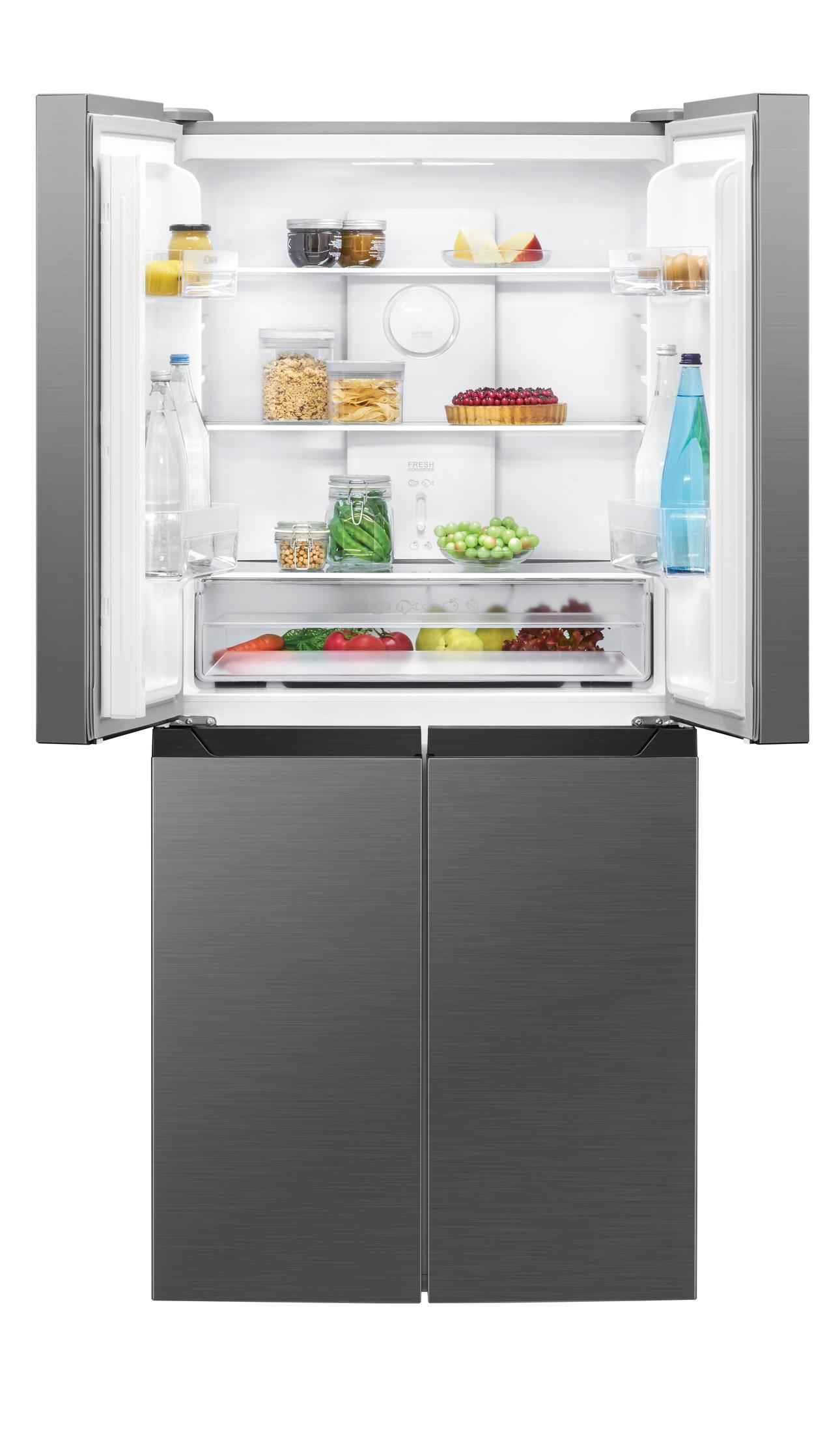 Geöffneter Kühlschrank mit Lebensmitteln gefüllt.