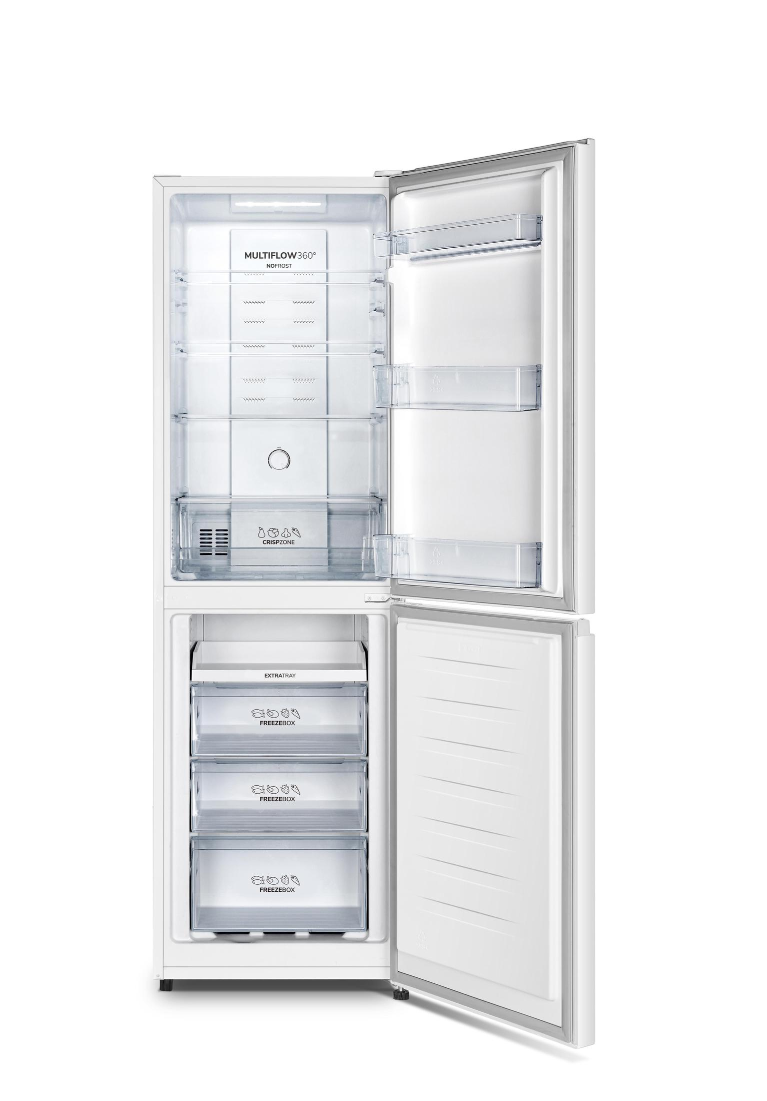 Weißer Kühlschrank mit geöffneten Türen. Innenraum mit Regalen, Schubladen. Weißer Hintergrund.