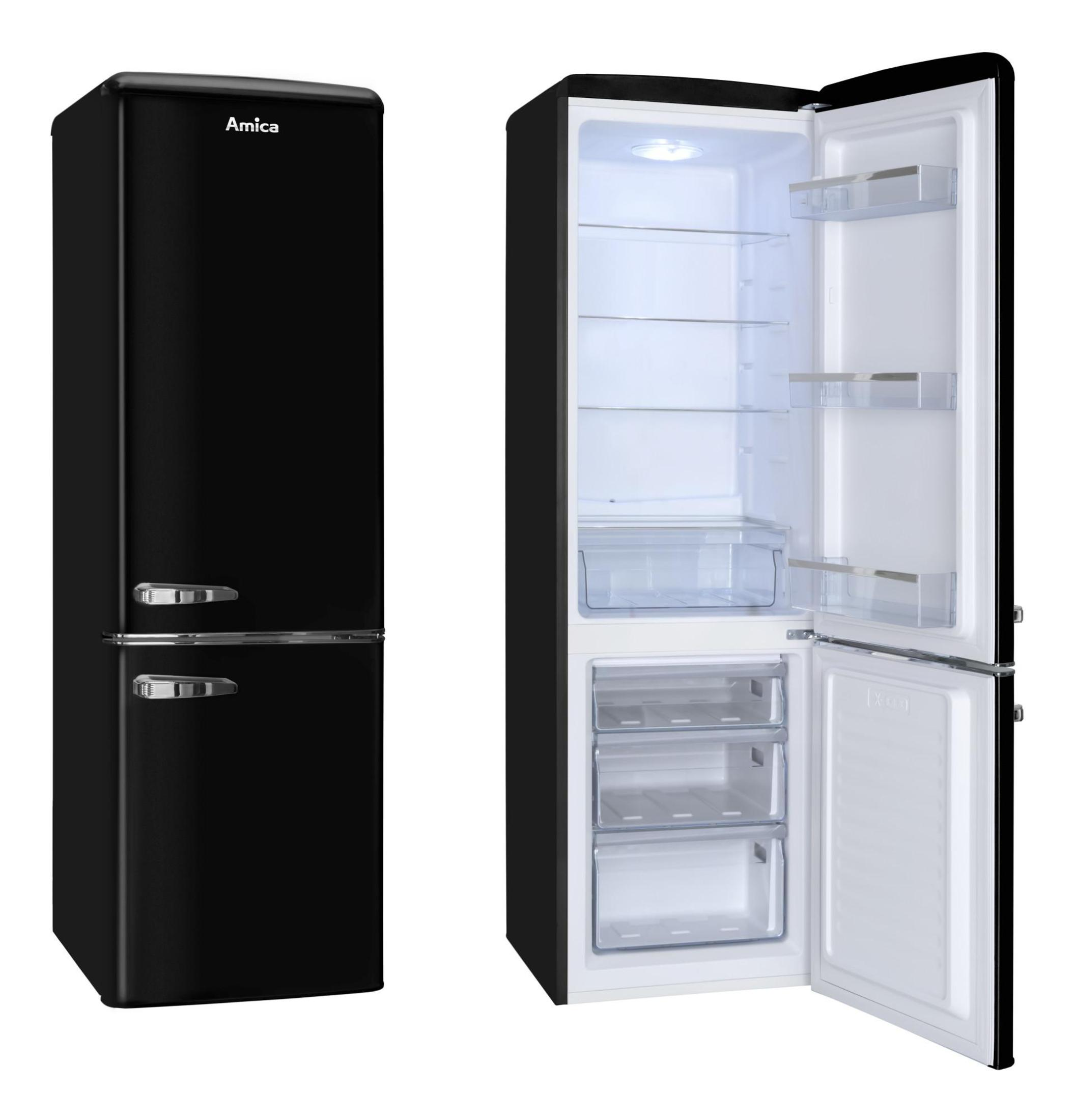 Schwarzer Kühlschrank mit geöffneter Tür. Innenregale sichtbar.