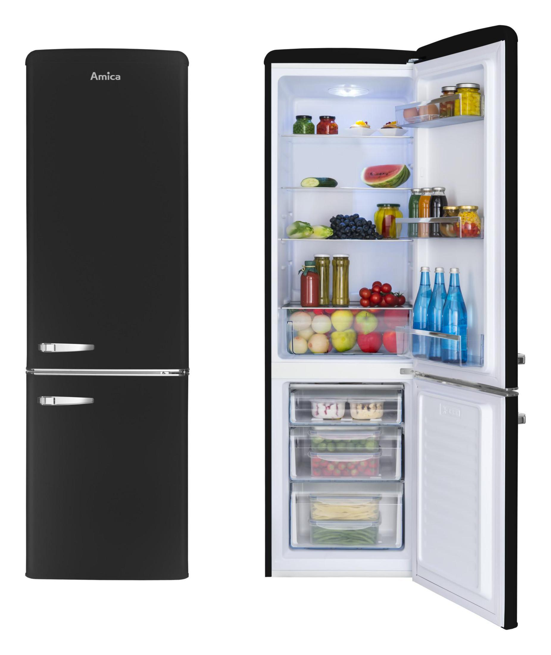 Schwarzer Kühlschrank mit geöffneter Tür. Innen Regale mit Lebensmitteln. Gefrierschublade ist offen.