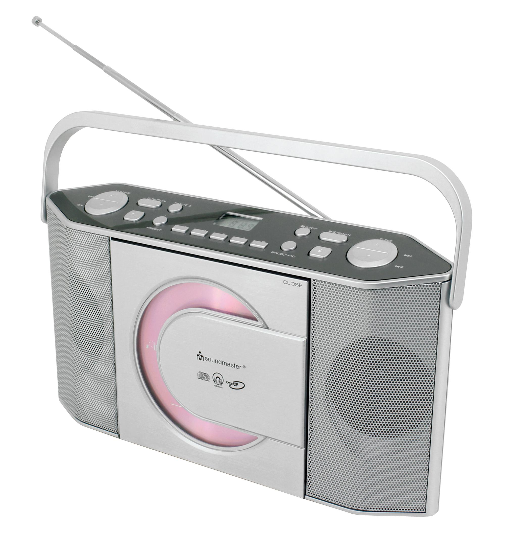 Silbernes Radio mit Griff und Antenne, einem CD-Schlitz und Lautsprechergitter auf weißem Hintergrund.