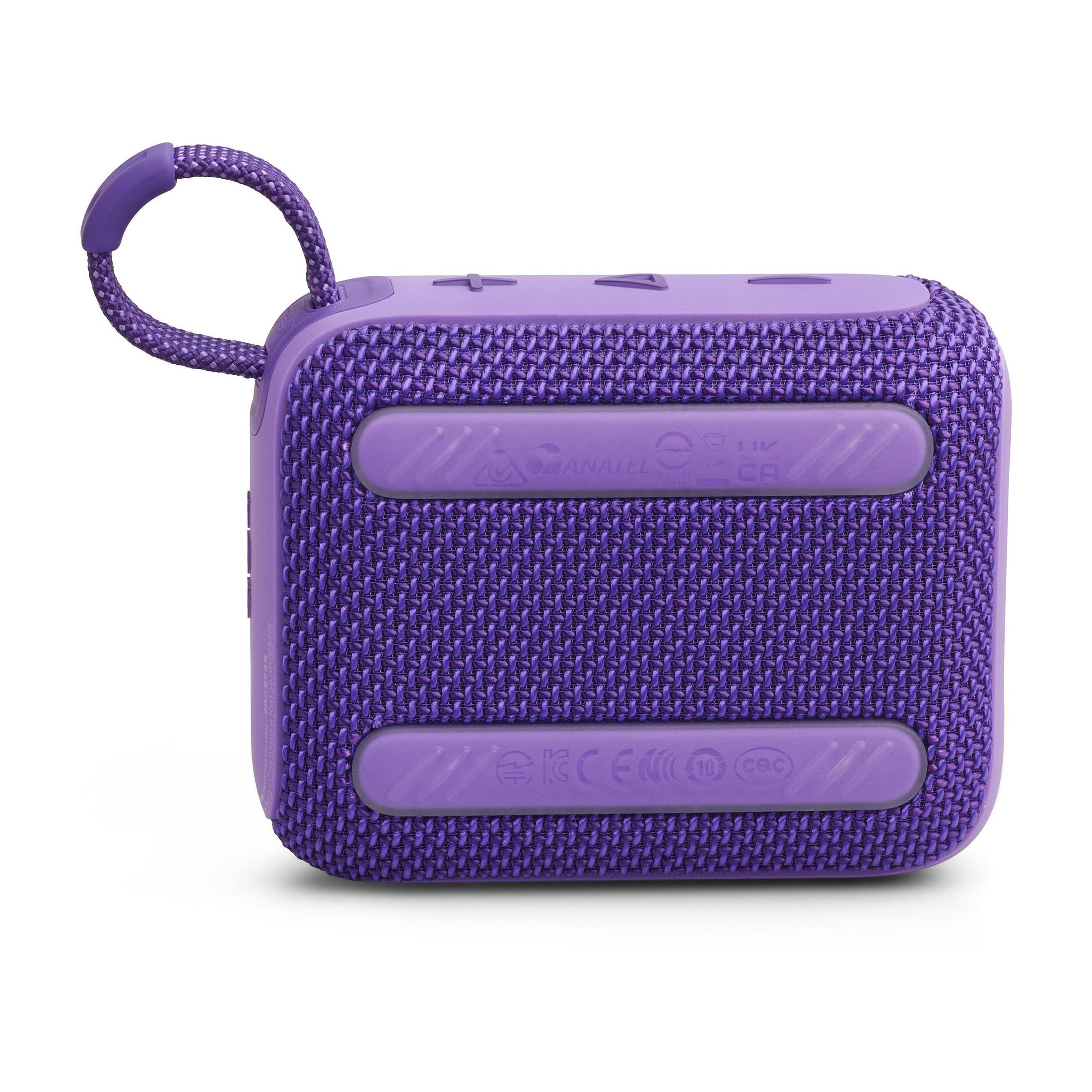 Un altavoz portátil morado sobre un fondo blanco.