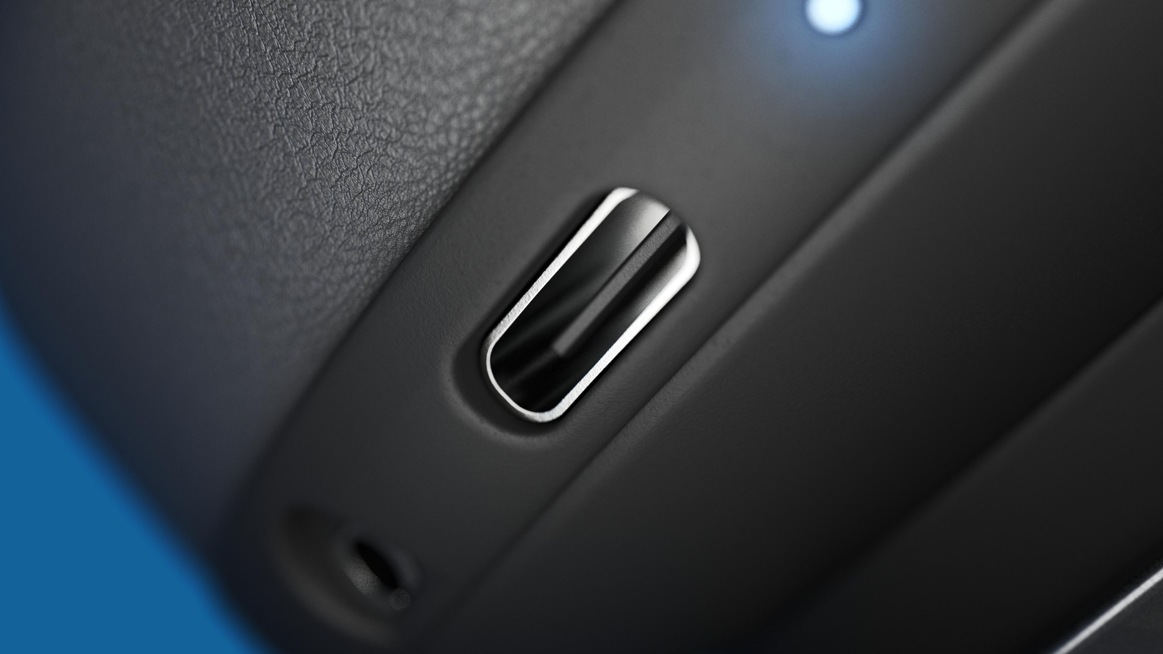Nahaufnahme eines schwarzen Anschlusses. Zeigt einen USB-C-Anschluss und einige interne Merkmale.