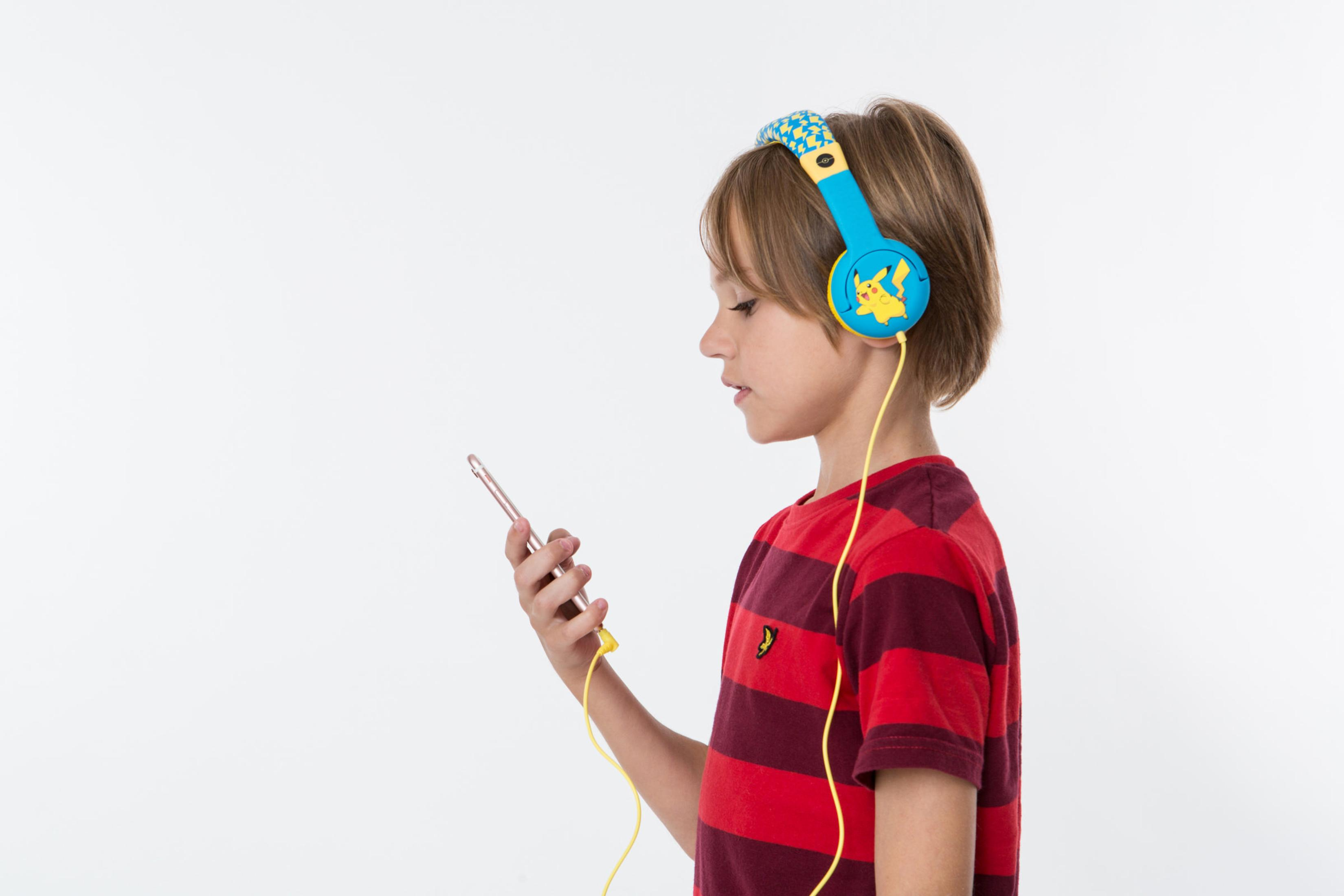 Junge mit blau-gelben Kopfhörern, hält ein Telefon, rotes gestreiftes Hemd.