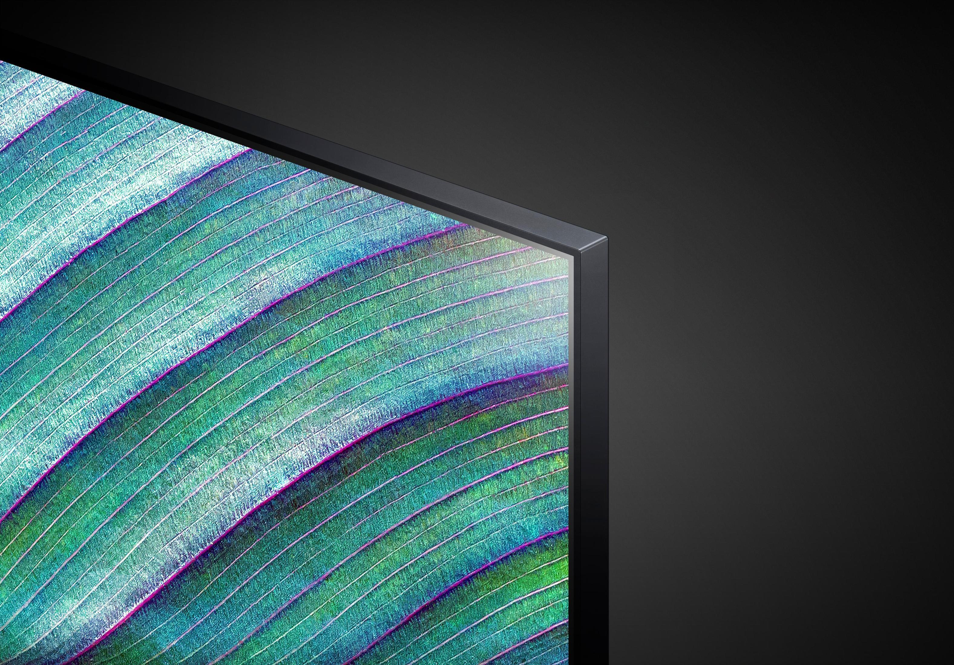 Zbliżenie na róg telewizora z zielonymi wzorami przypominającymi liście. Czarna ramka i tło.