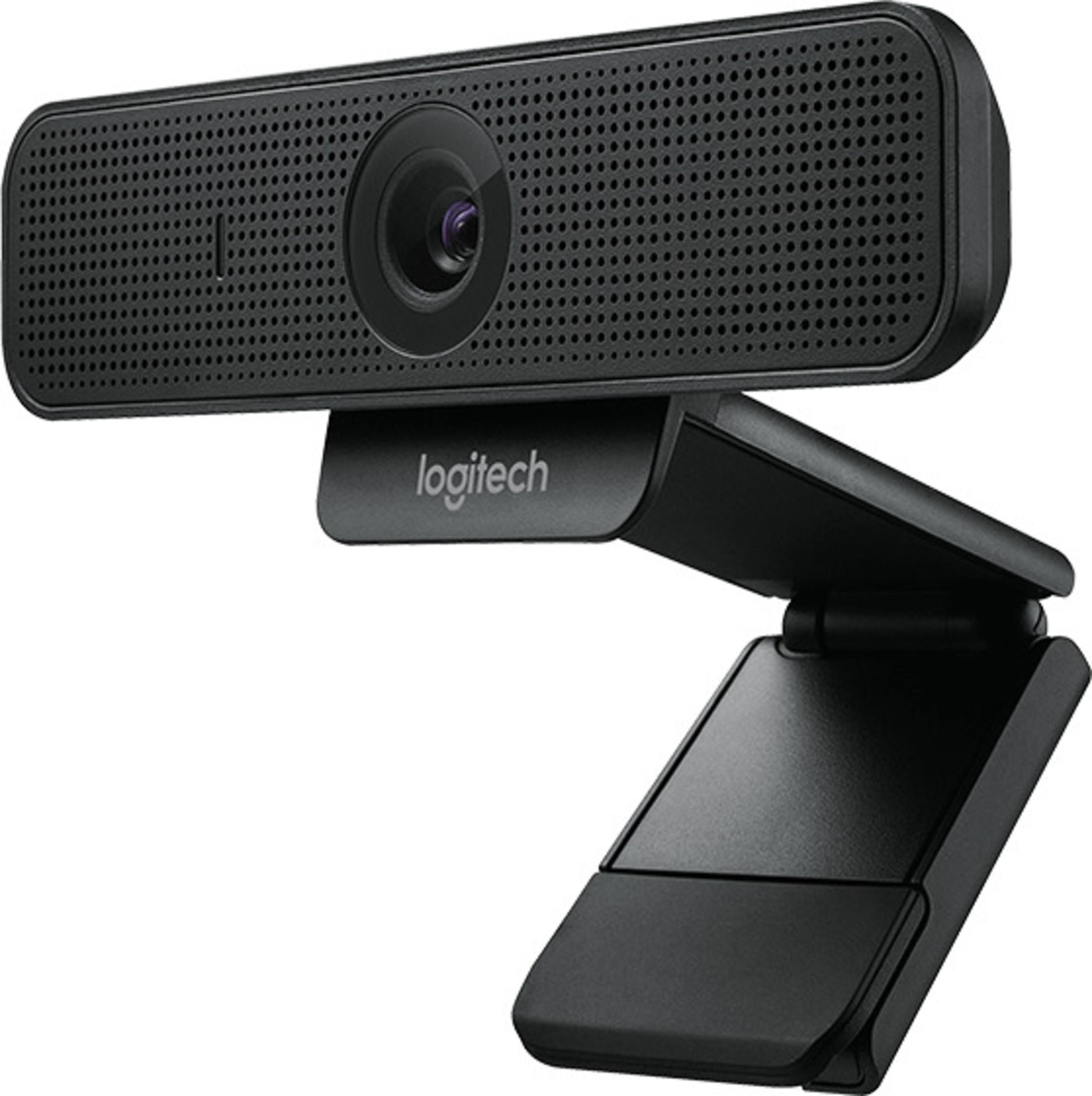 Czarna kamera internetowa Logitech z ciemnym tłem. Ma obiektyw i podstawkę.