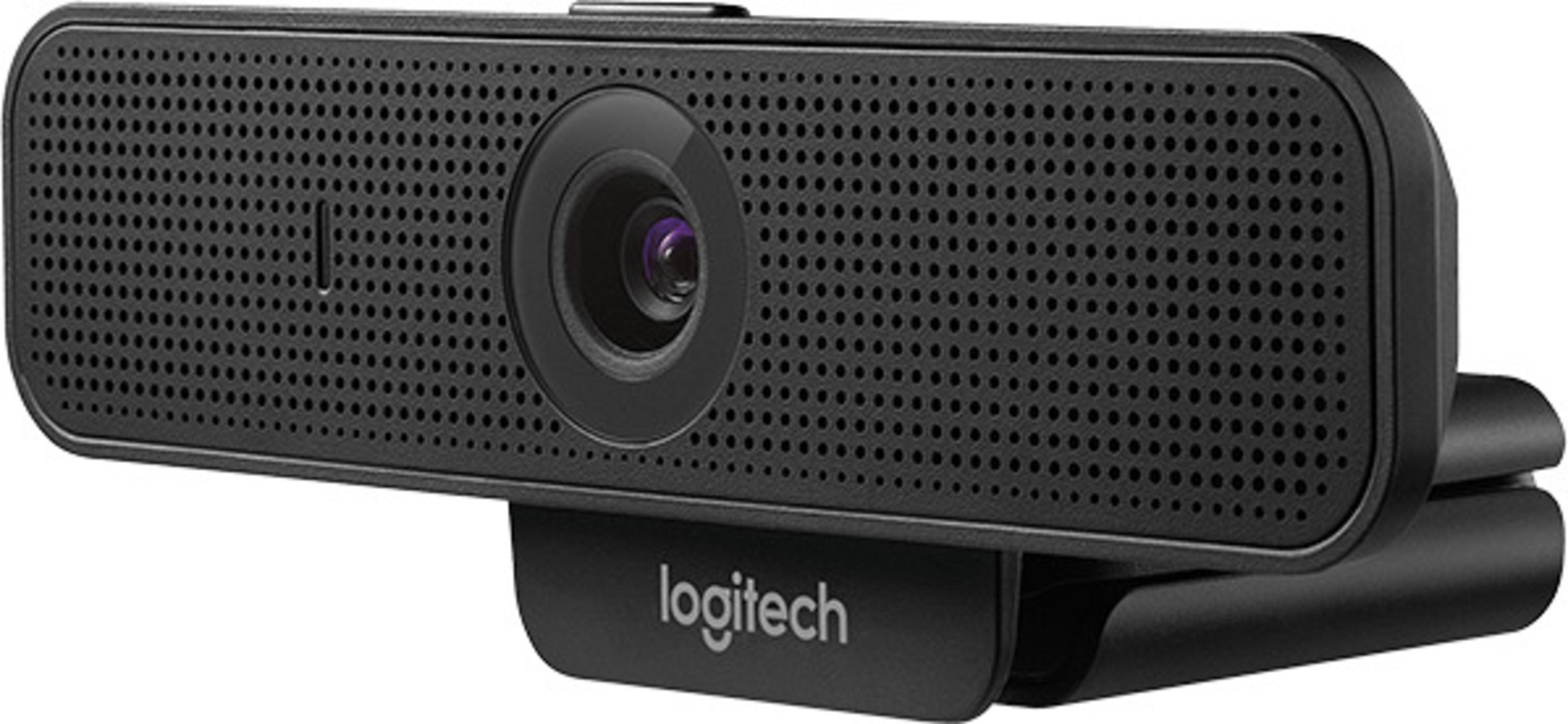 Czarna kamera internetowa z obiektywem i otworami na mikrofon. Ma podstawkę i logo Logitech.